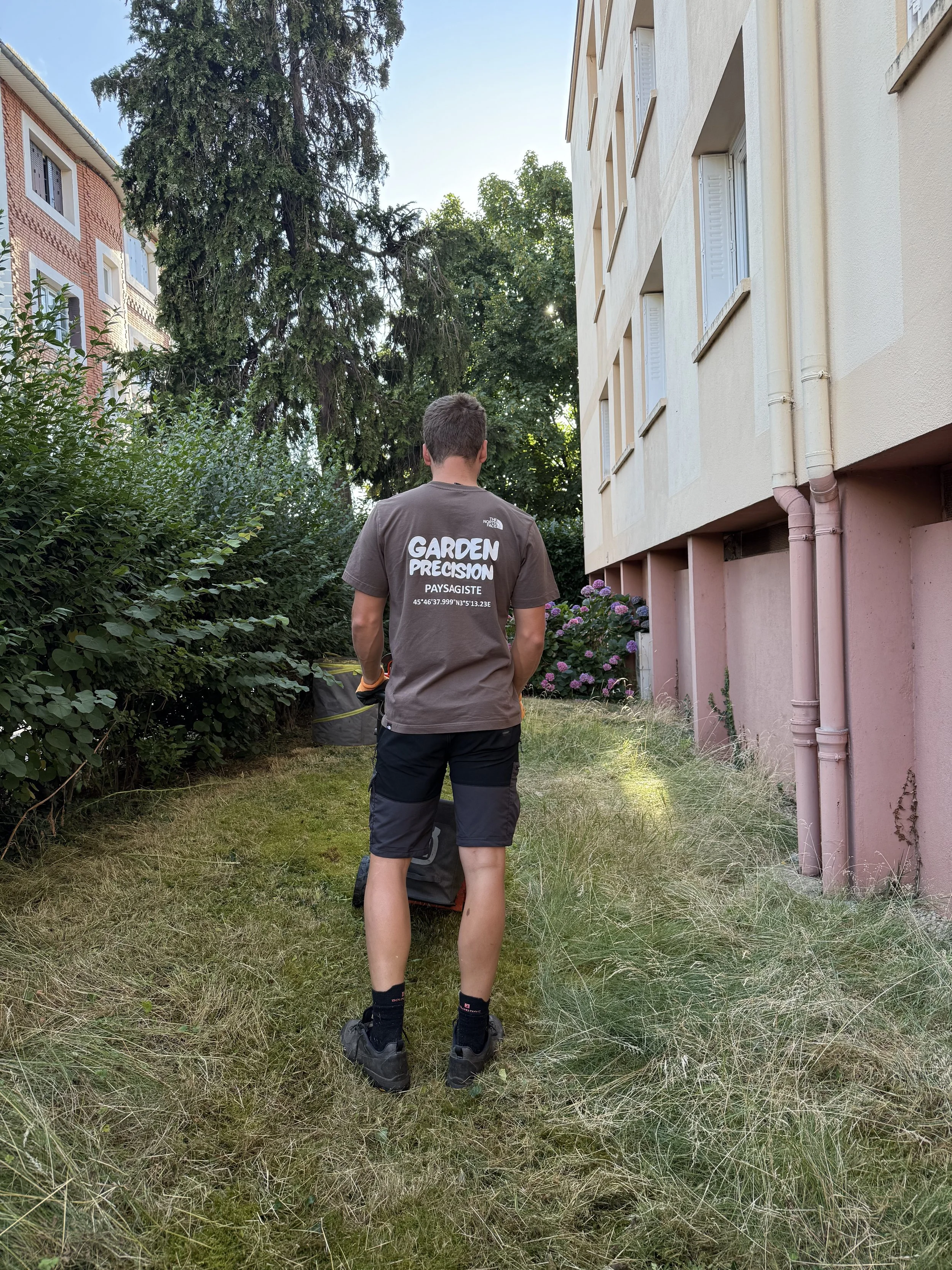 Technicien Oranssi travaillant sur un projet de toit