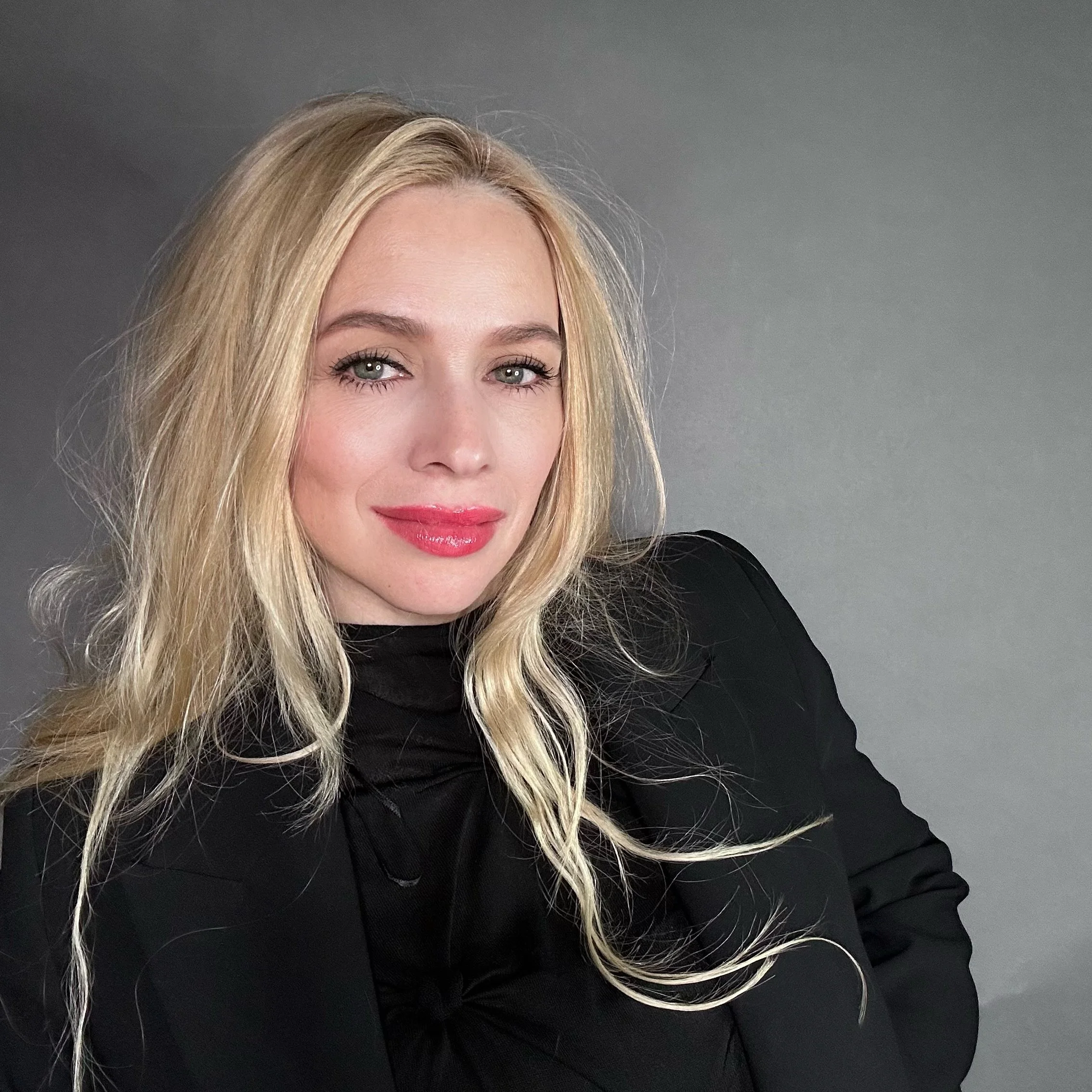 Portret van Liza Kondrevich, specialist in permanente make-up voor wenkbrauwen, lippen en ogen.