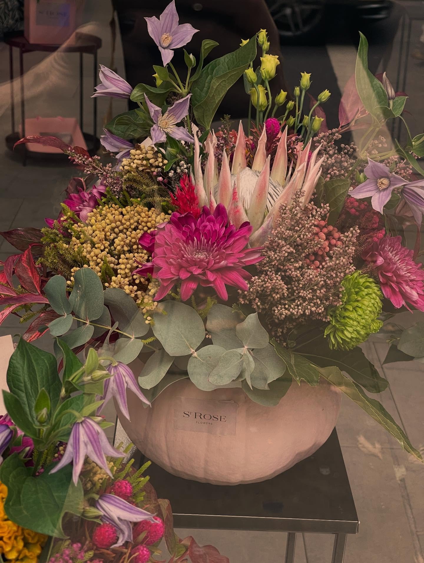 Introducing St-SERAPHINE Bouquet, one of our iconic bouquets reimagined in our signature Pastel Pink Limited Edition Pumpink. Handcrafted with curated autumn blooms: chrysanthemums, protea, celosia, textural foliage and rare seasonal accents. 🌸✨

Ea
