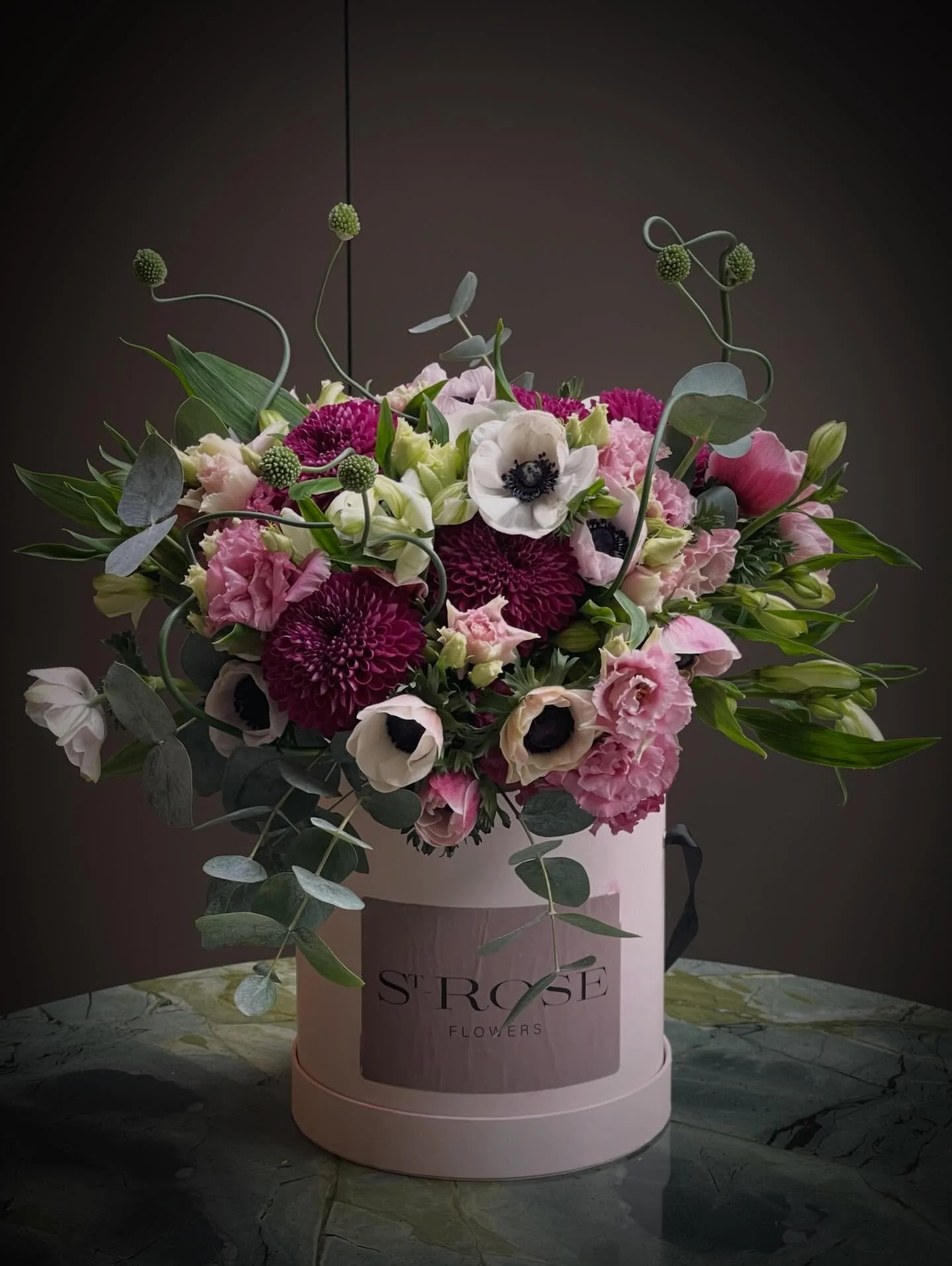 An exploration of colour, proportion and restraint.
Purple Chrysanthemums, Blush Anemones and Pink Eustoma, balanced with White Alstroemeria, sculptural Allium and Eucalyptus.
A luxurious arrangement defined by quiet confidence.

#HTSI #FloralDesign 