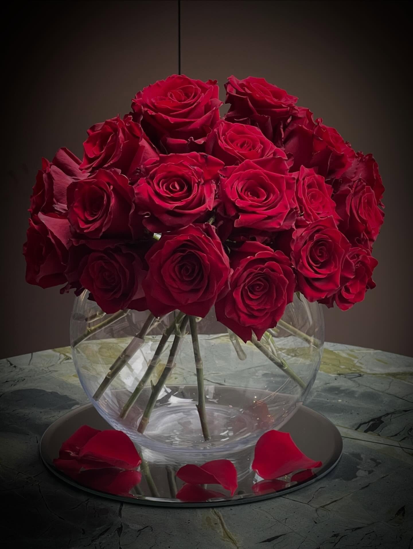 St-ROSE in Red.
A sculptural dome of exceptional red roses, selected for their deep, velvety petals and timeless intensity. A Valentine&rsquo;s classic, refined.

#StRoseFlowers #ValentinesEdit #LuxuryFlorals #TimelessDesign #RedRoses