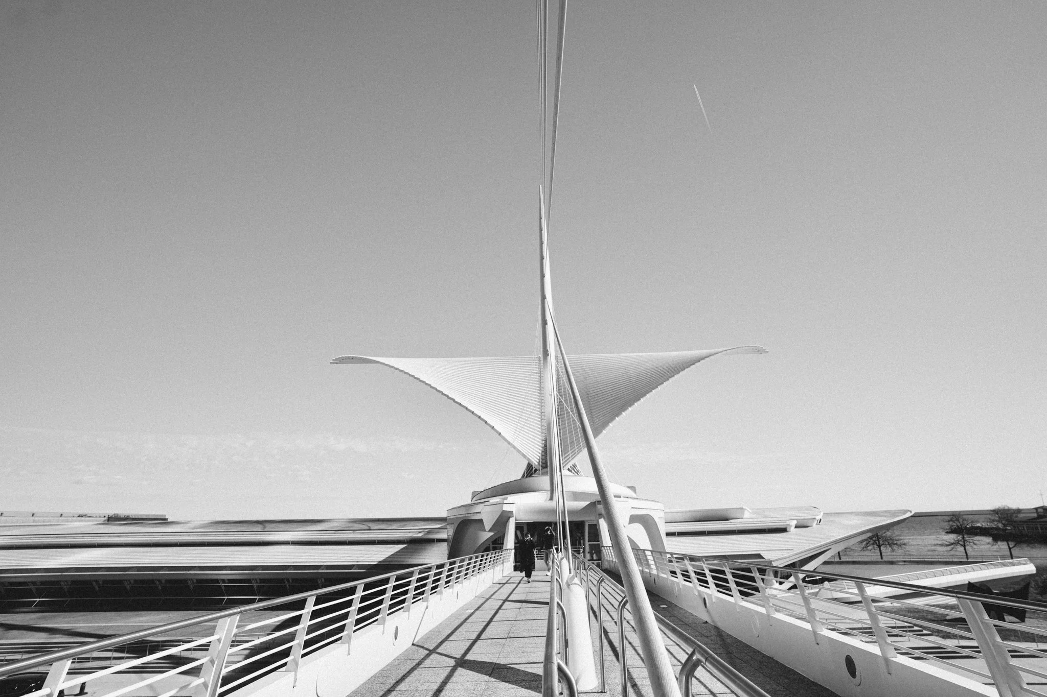 Milwaukee Art Museum: With its iconic winged design by Santiago Calatrava, the Milwaukee Art Museum (see also Our Story/The Venue) is a must-see. Enjoy lakeside views, 30,000+ artworks, and watch the building’s stunning wings unfold each morning. One