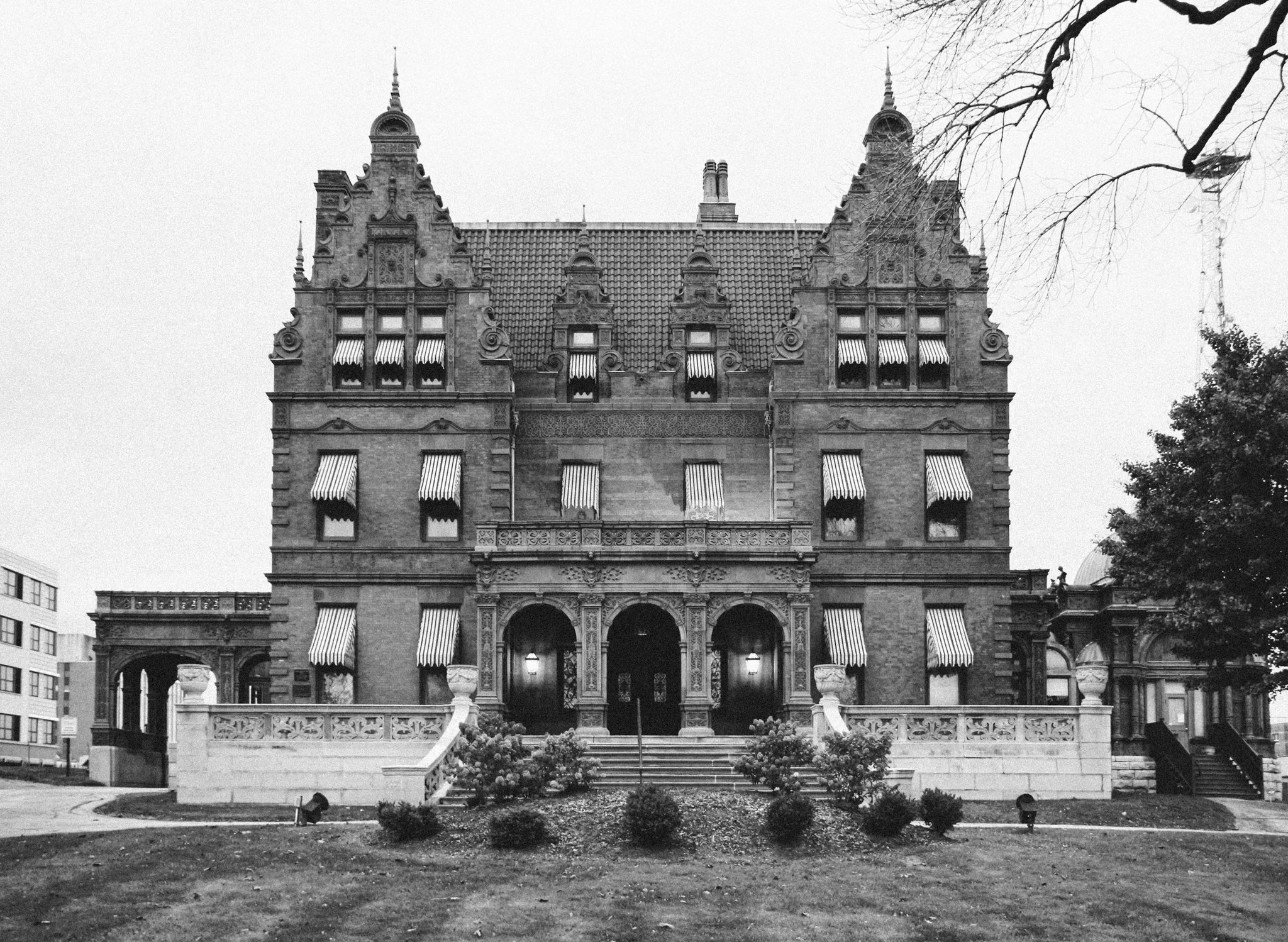 Pabst Mansion: Step back in time at the historic Pabst Mansion, home of beer baron Captain Frederick Pabst. This beautifully preserved Gilded Age estate showcases stunning architecture and a brewing legacy.