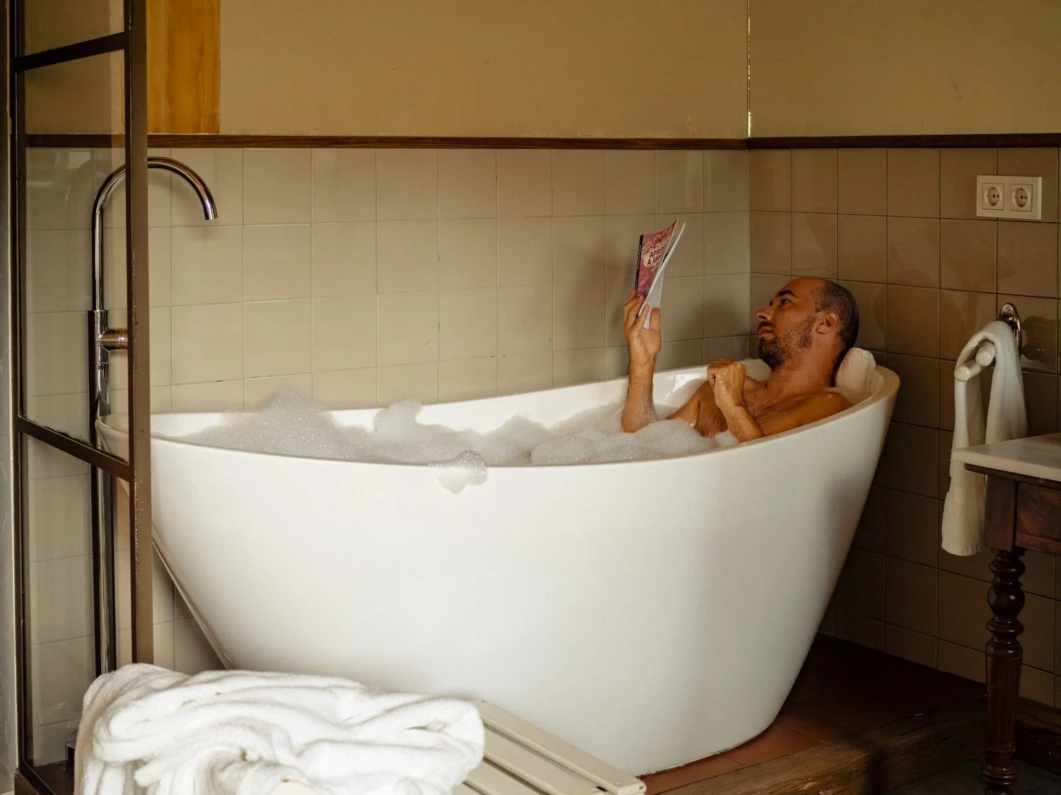 Guest relaxing at OAR Cottage in Biscay, Basque Country