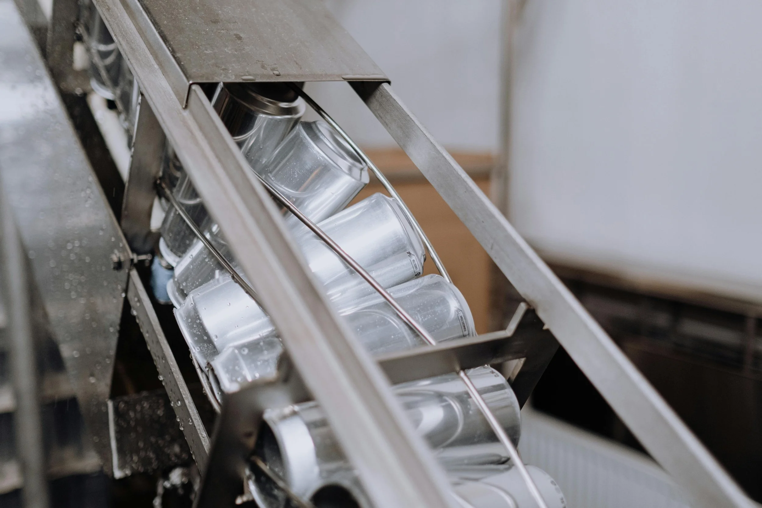 Cans vs. Bottles: What is the best choice in 2024?