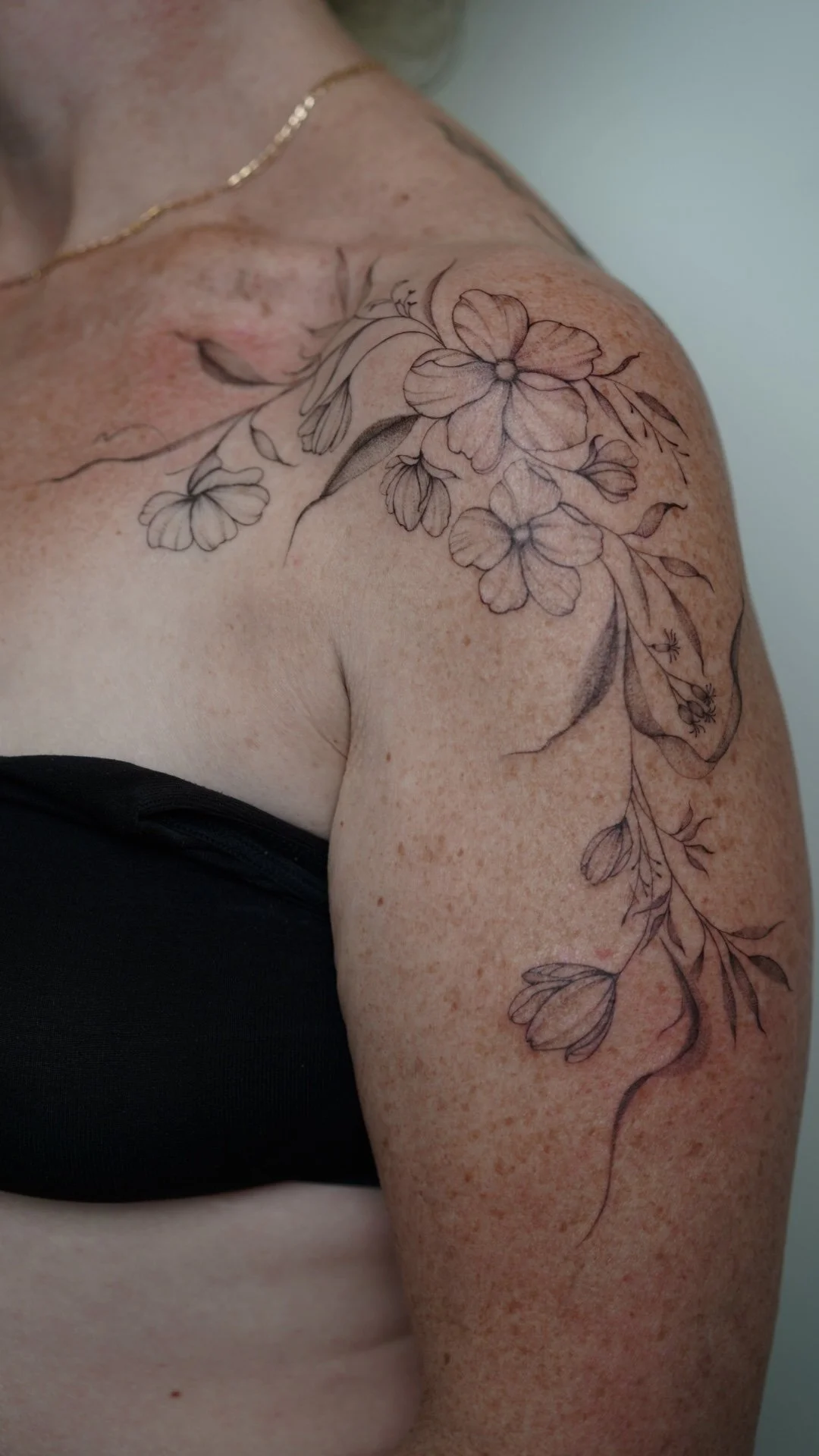 fineline floral feminen tattoo.jpg