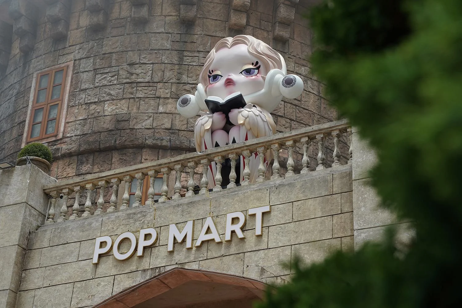 Pop-Mart-Castle-skull-panda.jpg