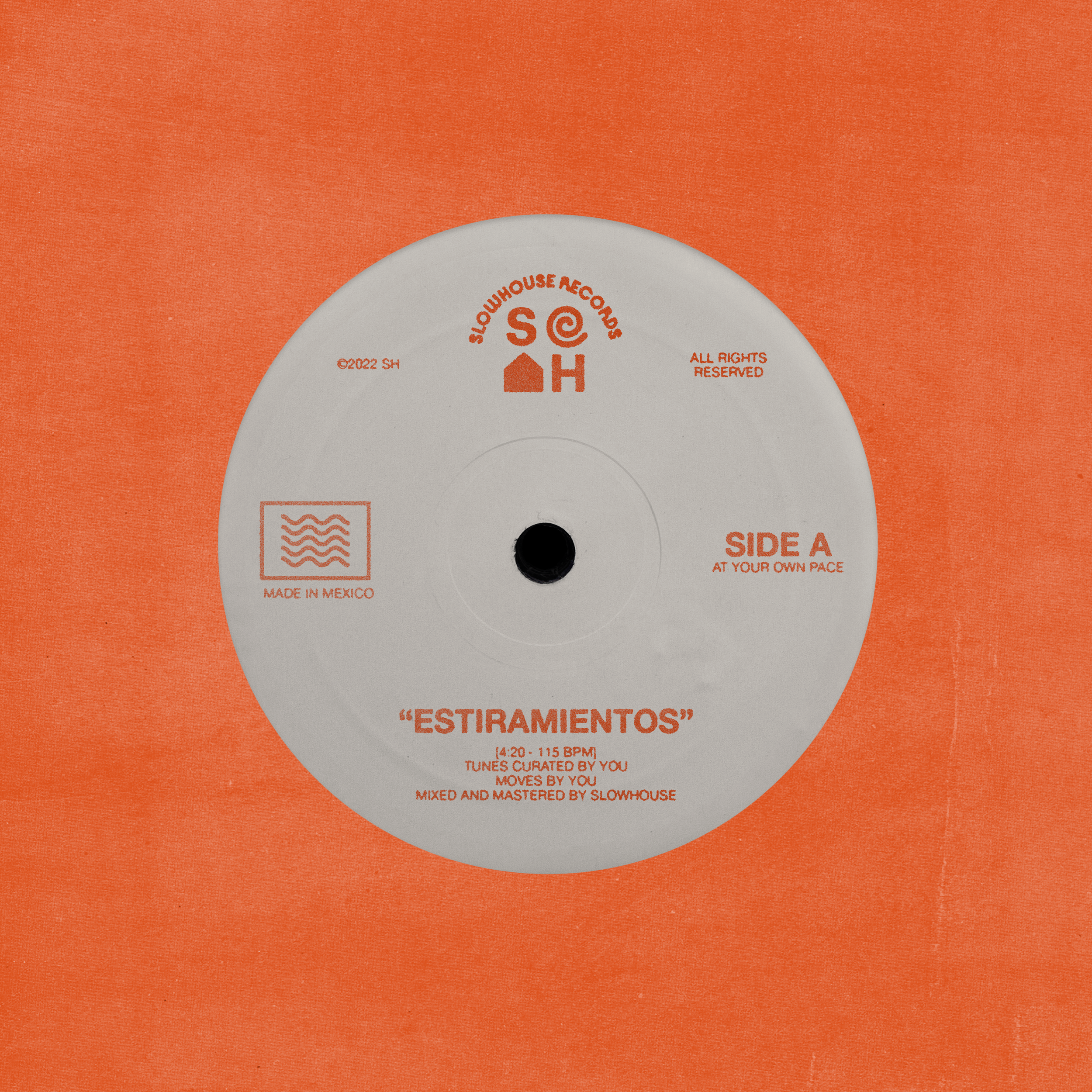 Etiqueta de vinilo con fondo gris y texto en color rojo: título "Estiramientos" y detalles del álbum, como duración, ritmo, y productor, sobre un fondo naranja.