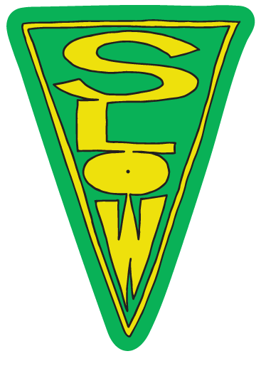 Escudo estampado con la palabra 'SHIELD' en letras grandes y amarillas en un diseño triangular con borde verde.