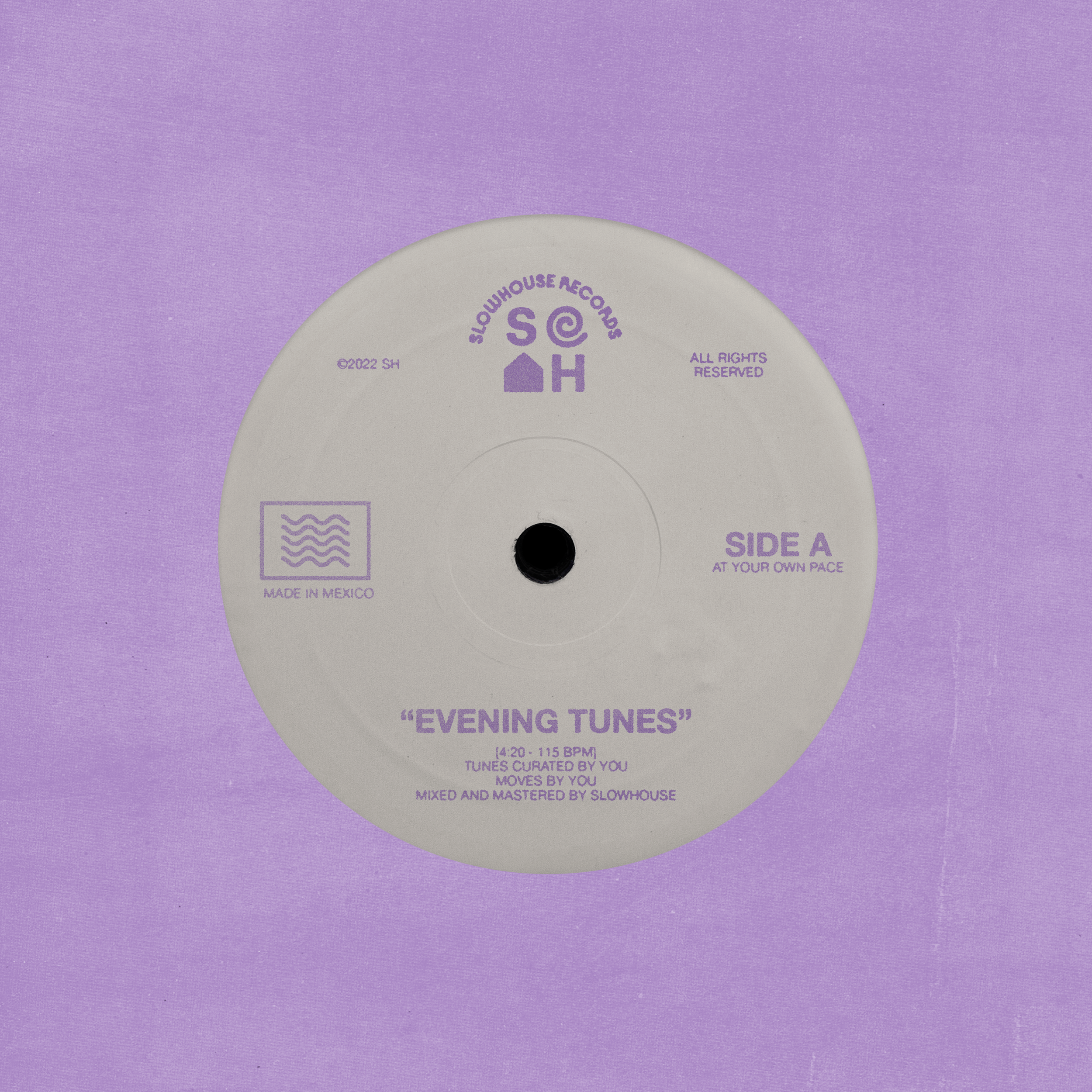 Un disco de vinilo con etiqueta en color gris que lleva texto en color morado. El disco tiene el título 'Evening Tunes' y la etiqueta indica que es la cara A, en un fondo morado claro.