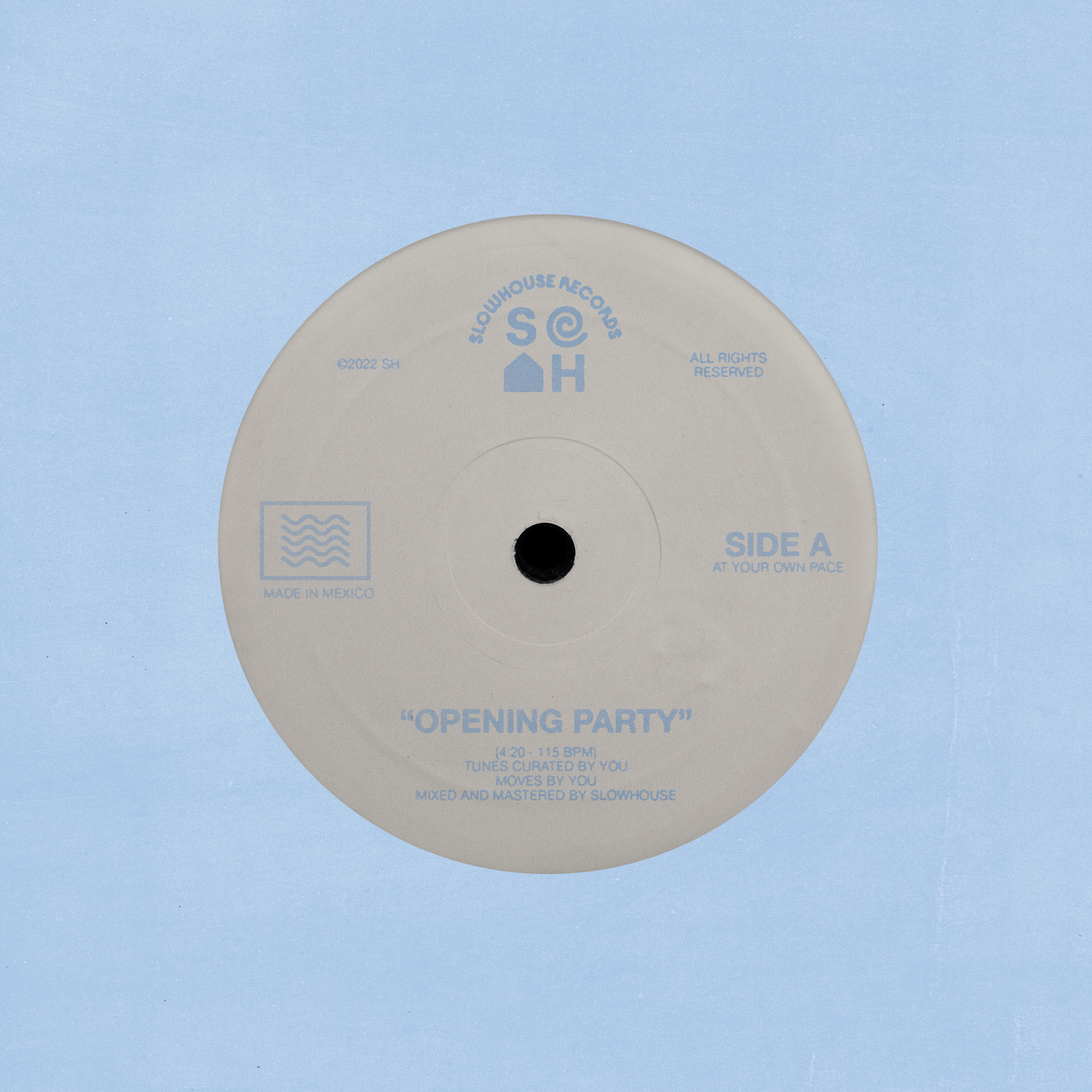 Etiqueta de disco de vinilo gris con fondo azul claro. Texto que incluye el nombre del artista 'Slowhouse' y el título de la canción 'Opening Party', además de información adicional en letras pequeñas.