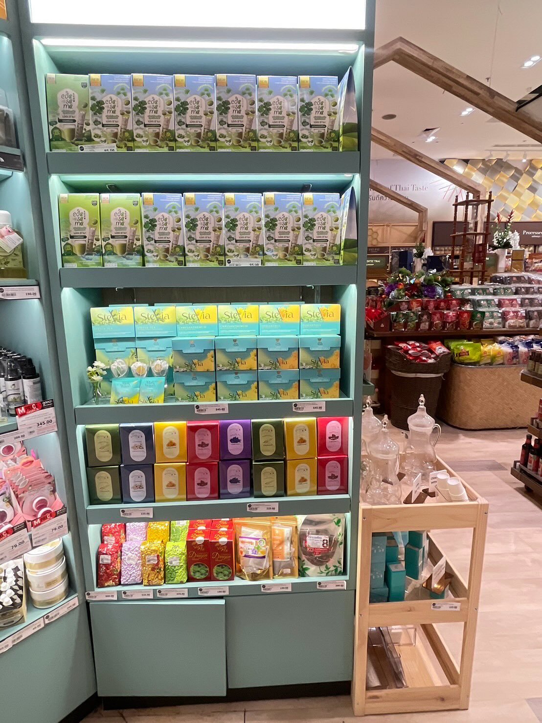 ยังอยู่ในสยามพารากอน แม่จะหาเจอยากสักหน่อย✌️✌️ ติดกำแพง โซน สไปซี่ ที่มีชาสมุนไพรเยอะๆนะค่ะ ถามพนักงานได้ เดินเข้าไปลึกหน่อยนะ