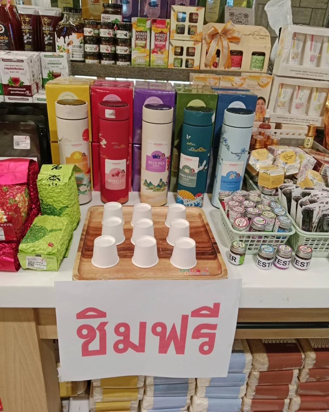 ชงชิมฟรี รอบเสาร์ อาทิตย์ พร้อมให้ทุกท่านได้เปิดประสยการณ์ ดอกไม้ดื่มได้ ที่มีสรรพคุณสมุนไพรทางยา ที่มีเรื่องราวจากบนดอยสู่ ถ้วยชา สัมผัสรสชาติพิเศษ กับชาไร้คาเฟอิน ไร้น้ำตาล คัดสรรดอกไม้ที่ดีต่อสุขภาพคุณ
ที่ Gourmet @Themallงามวงศ์วาน ในบูธ Welcome 