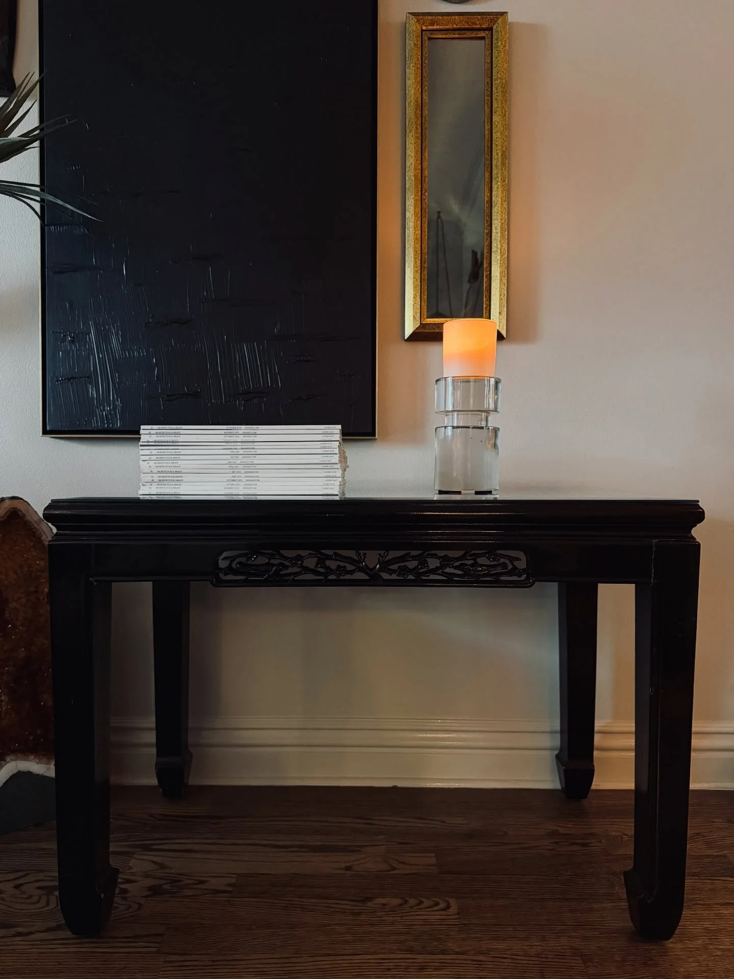 A set of black lacquered Chinese altar tables, defined by elegant proportions and hand-carved detail. Striking foundational pieces&hellip;rich in history, presence, and quiet sophistication.

Set of 2 coming to @urbanamericana this week. 

#chineseal
