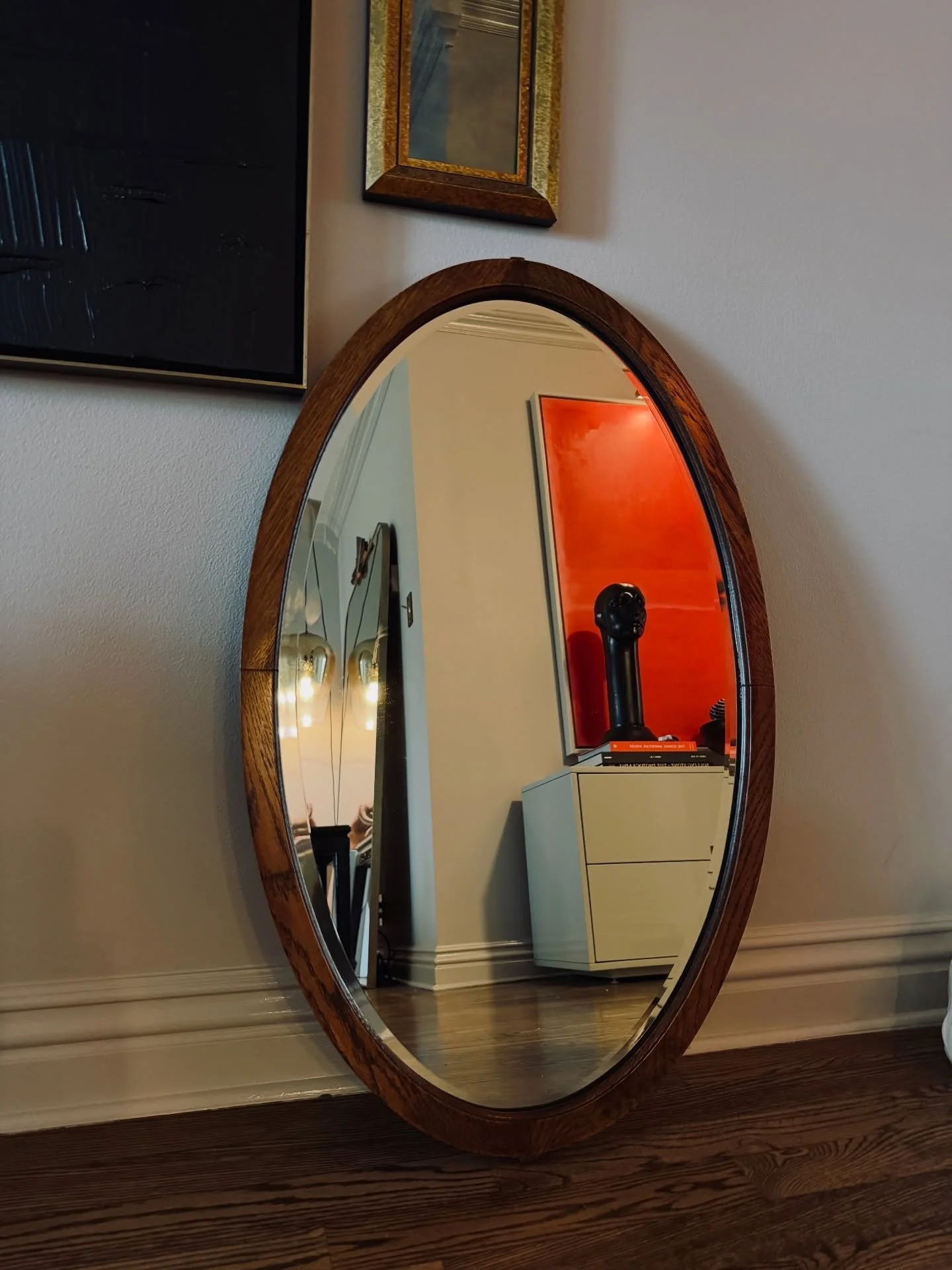 This vintage oval mirror pairs warm wood tones with soft, sculptural lines. Quietly striking and endlessly versatile.

Available at @urbanamericana. 

#vintagemirror #curatedinteriors #interiordetails #vintagehome #designcollective editorialinteriors
