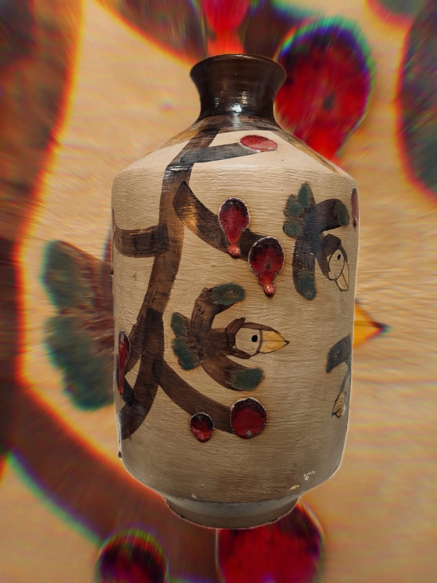 A little wild, a little whimsical 🦜
Hand-painted toucan vase in rich, earthy tones. An artful statement piece that brings character and conversation to any shelf or table. One-of-a-kind and ready for a new home.

Available now in our space at @urban