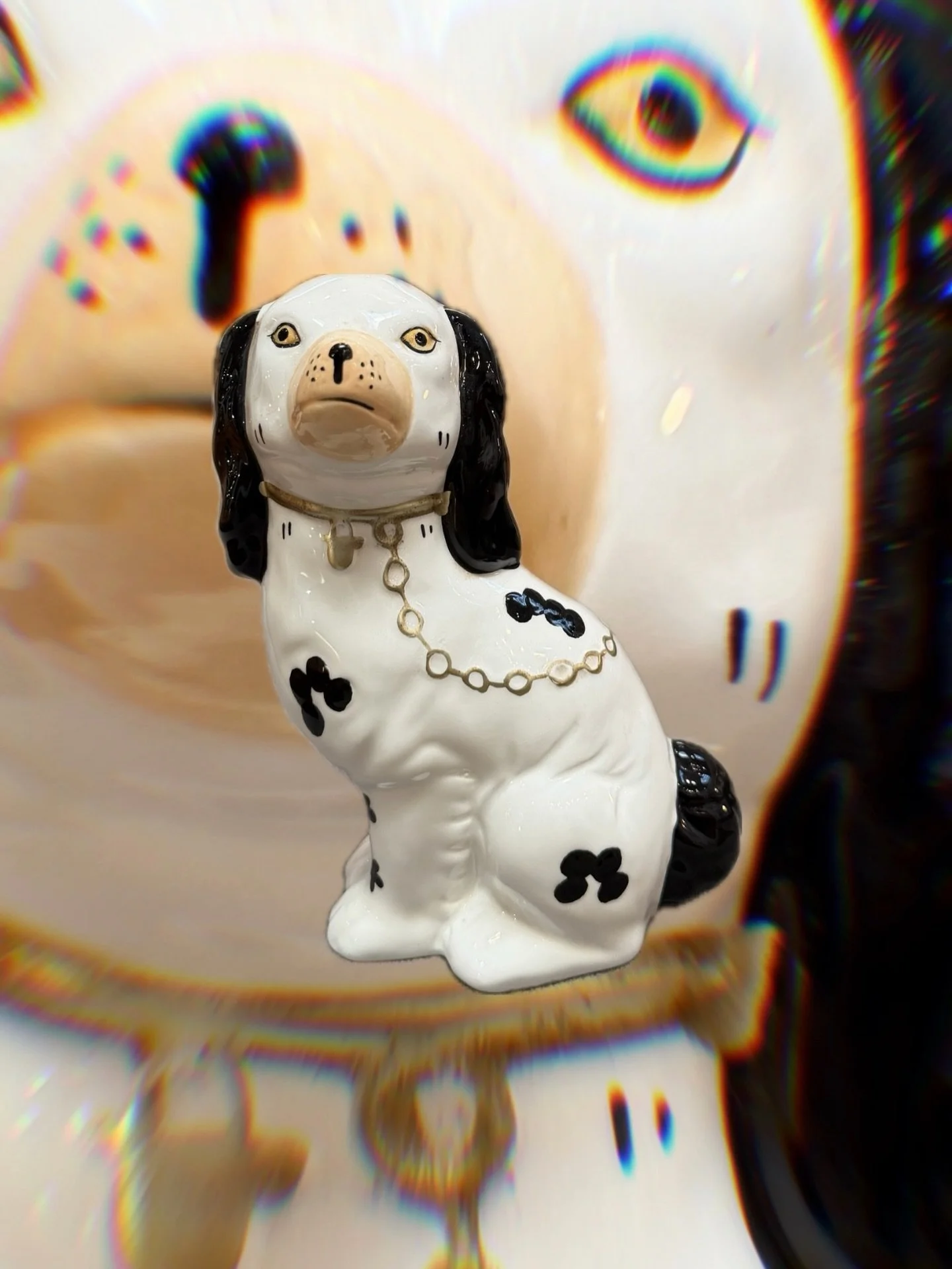 A proper little gentleman 🐾🤍
This charming ceramic spaniel, complete with hand-painted spots and a delicate gold chain collar, brings just the right mix of whimsy and refinement. Perfect for a bookshelf, side table, or as a thoughtful gift for a do