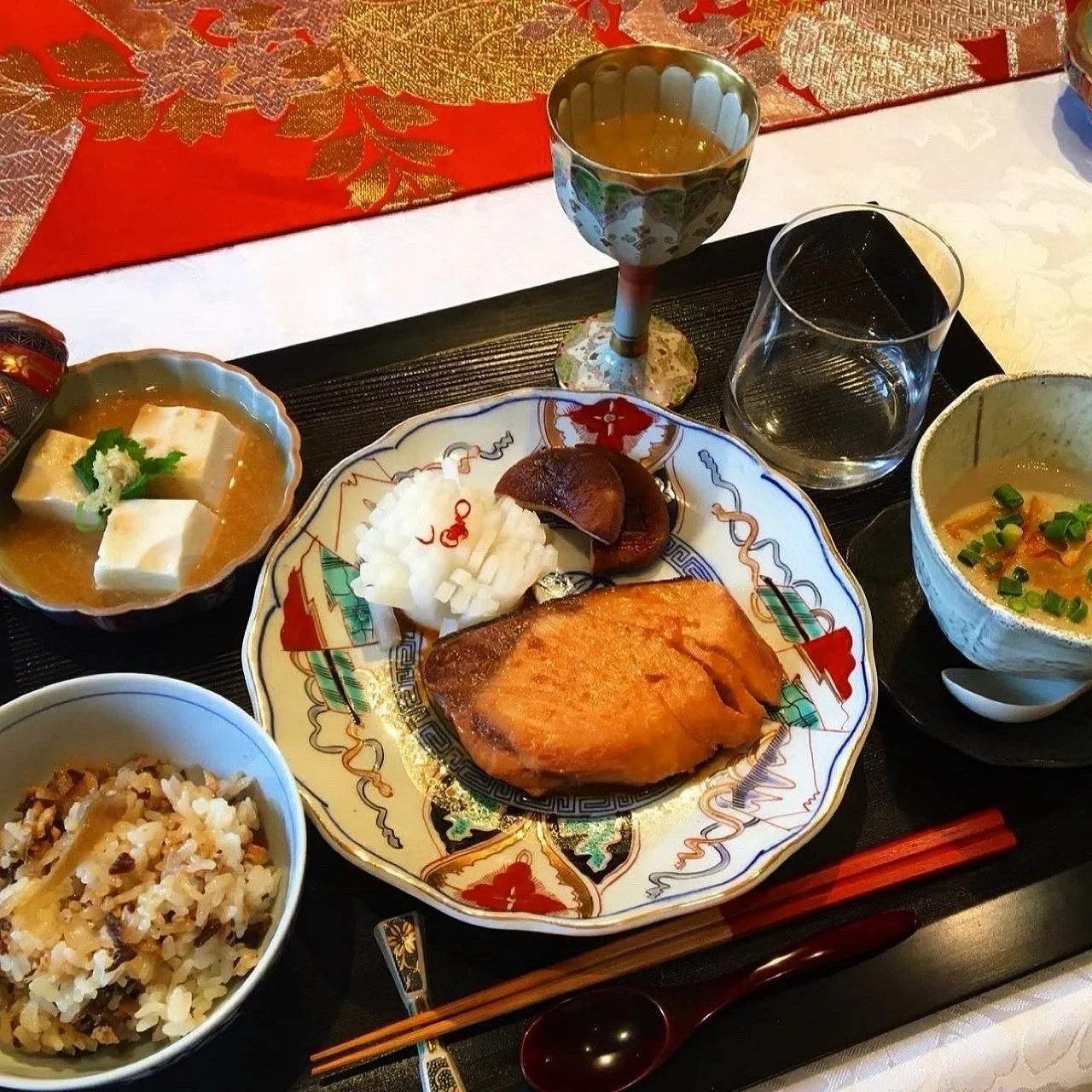 Seasonal ingredients and stories shared around the table &mdash; this is Japanese home cooking at its heart.

Whether you&rsquo;re new to the kitchen or a curious foodie, our classes in Shibuya offer more than just recipes. Come cook, taste, and conn
