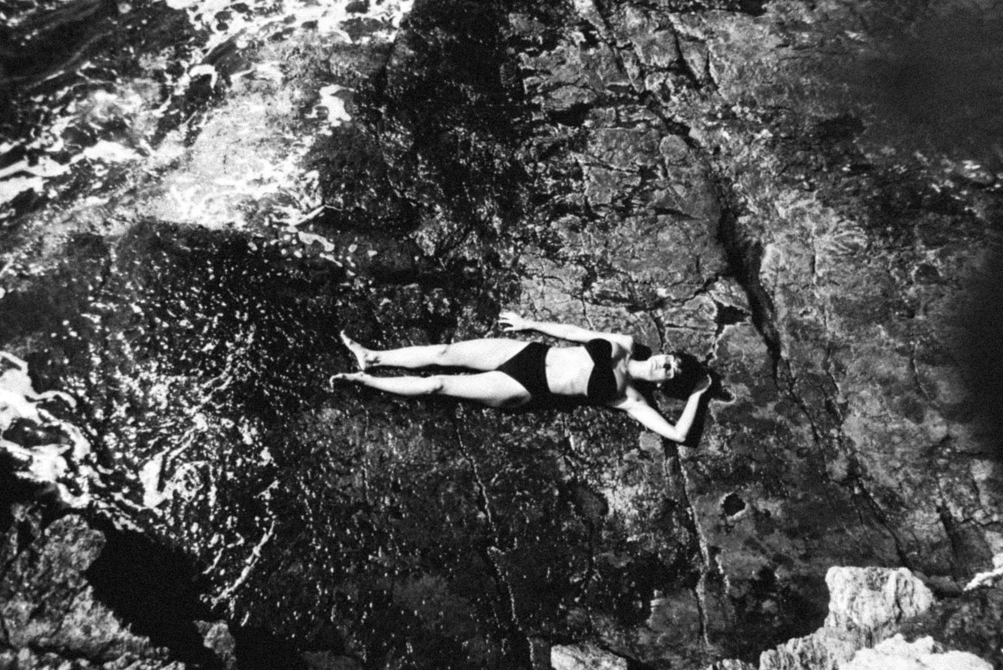nichole underwater - yannis rousounelos -01.jpg