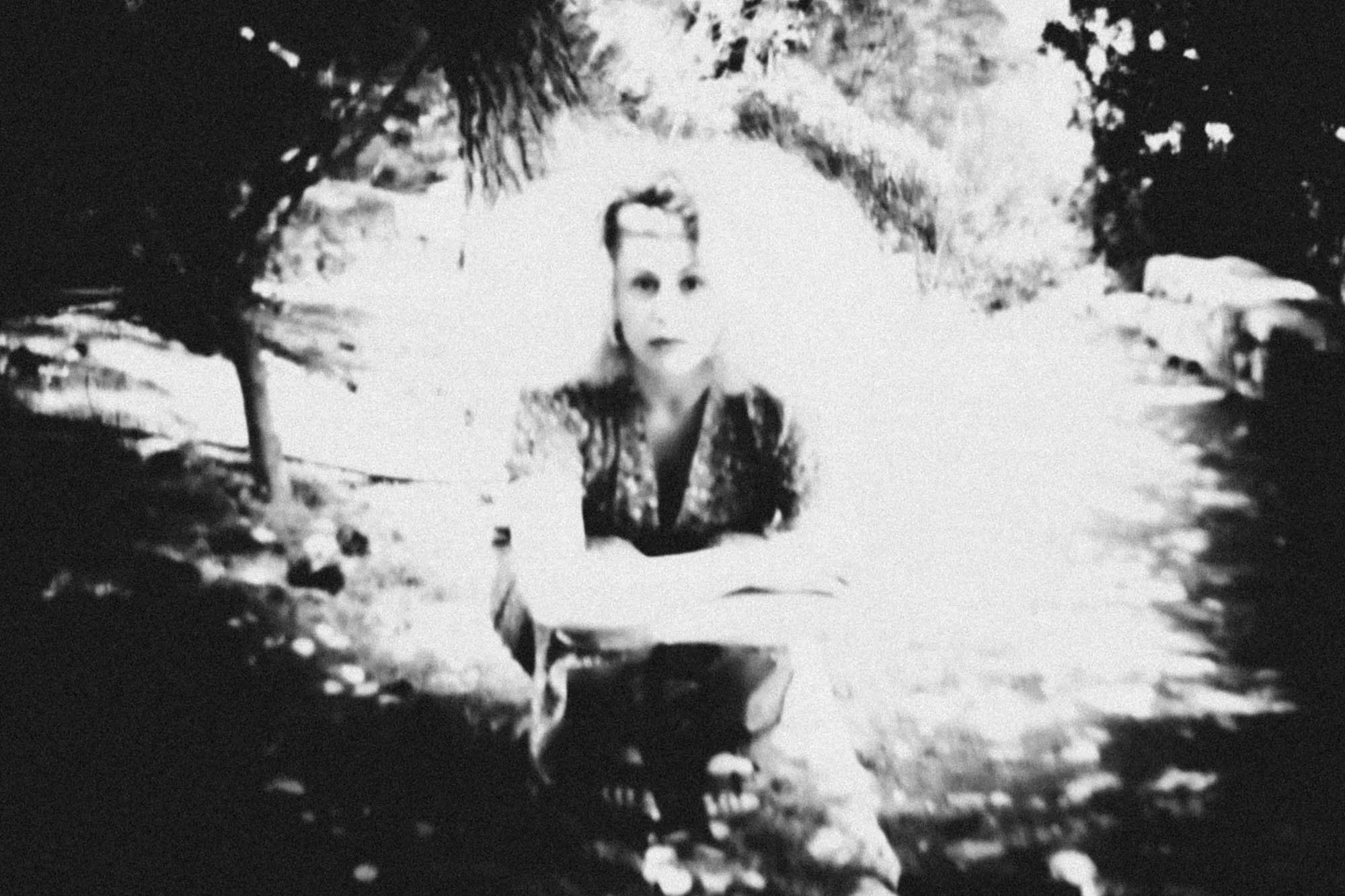 ellie underwater - yannis rousounelos -01.jpg