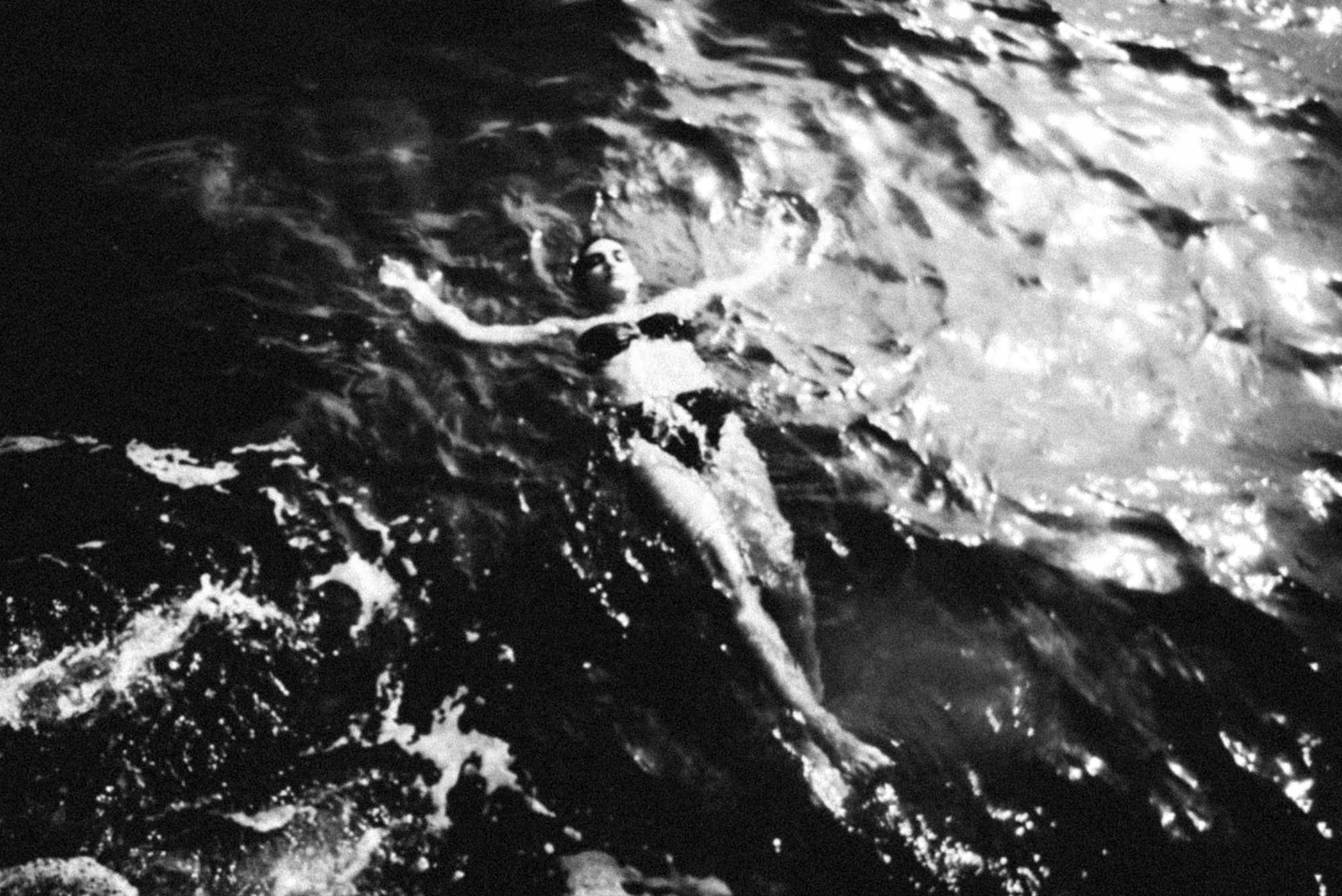 nichole underwater - yannis rousounelos -03.jpg