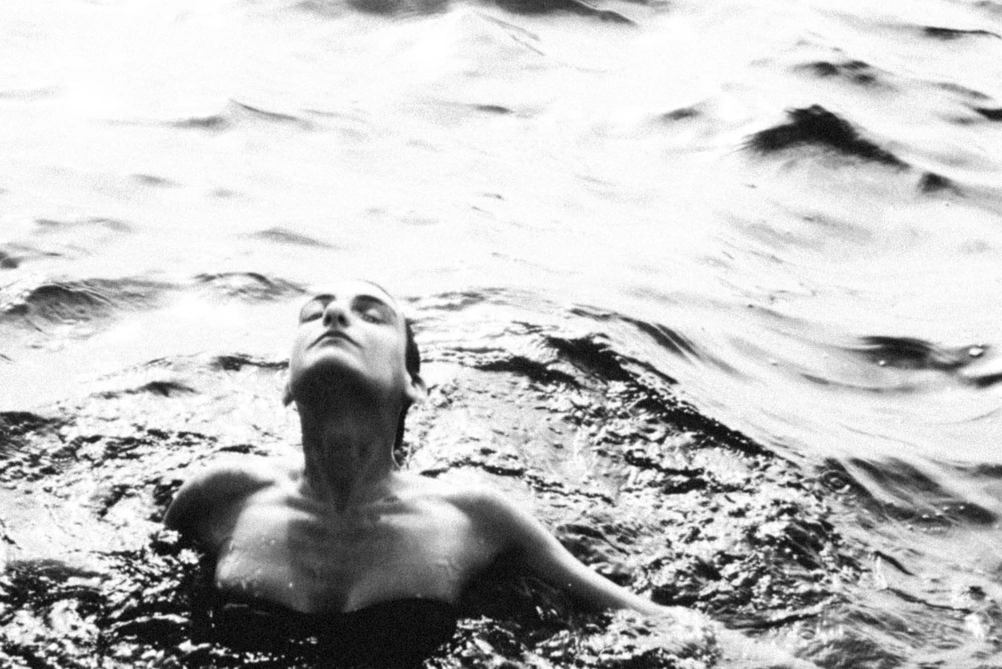 nichole underwater - yannis rousounelos -07.jpg