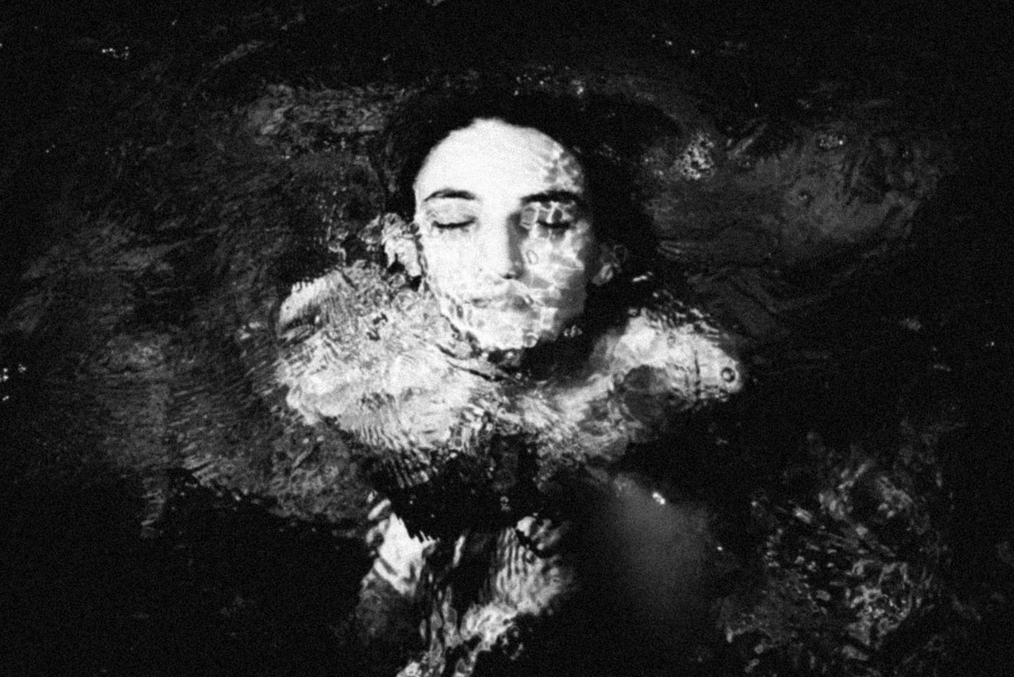 nichole underwater - yannis rousounelos -05.jpg