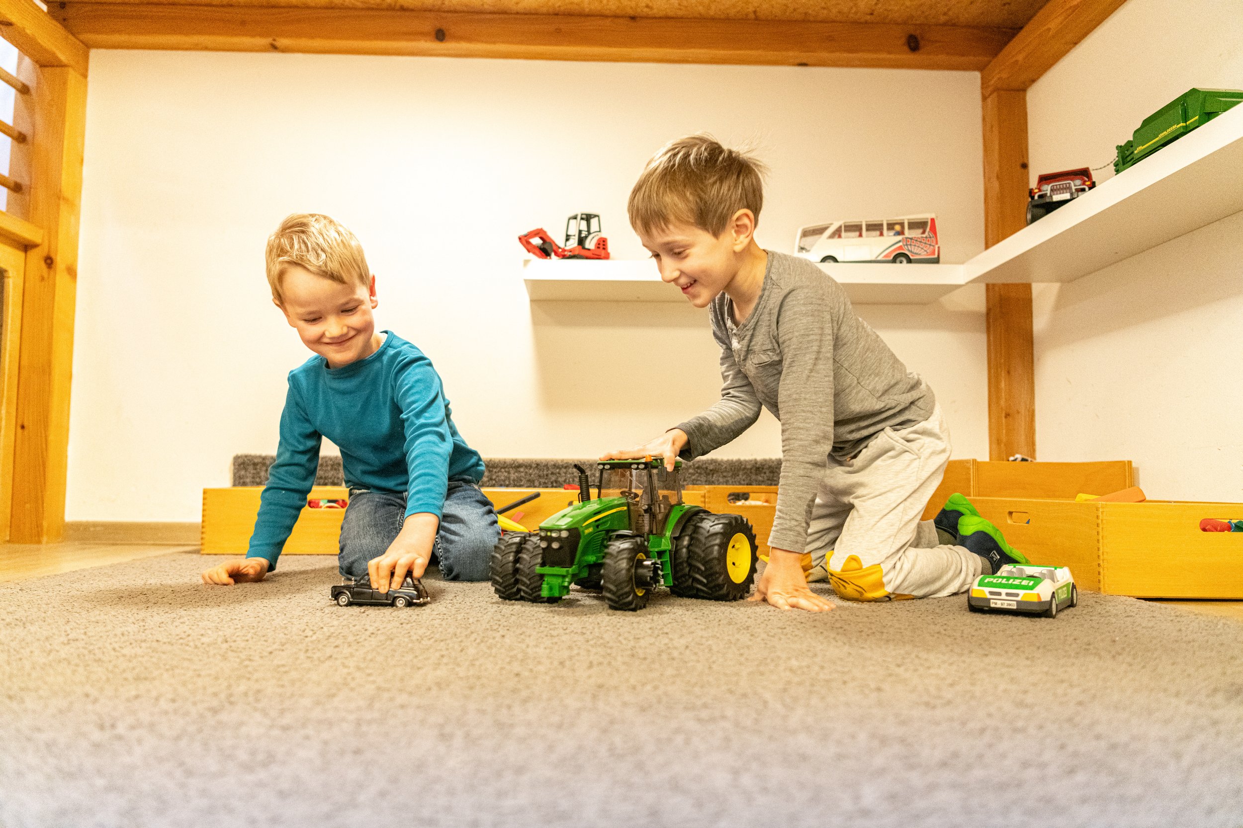 Leni Kiga - Kinder_spielen_mit_Traktor.jpg