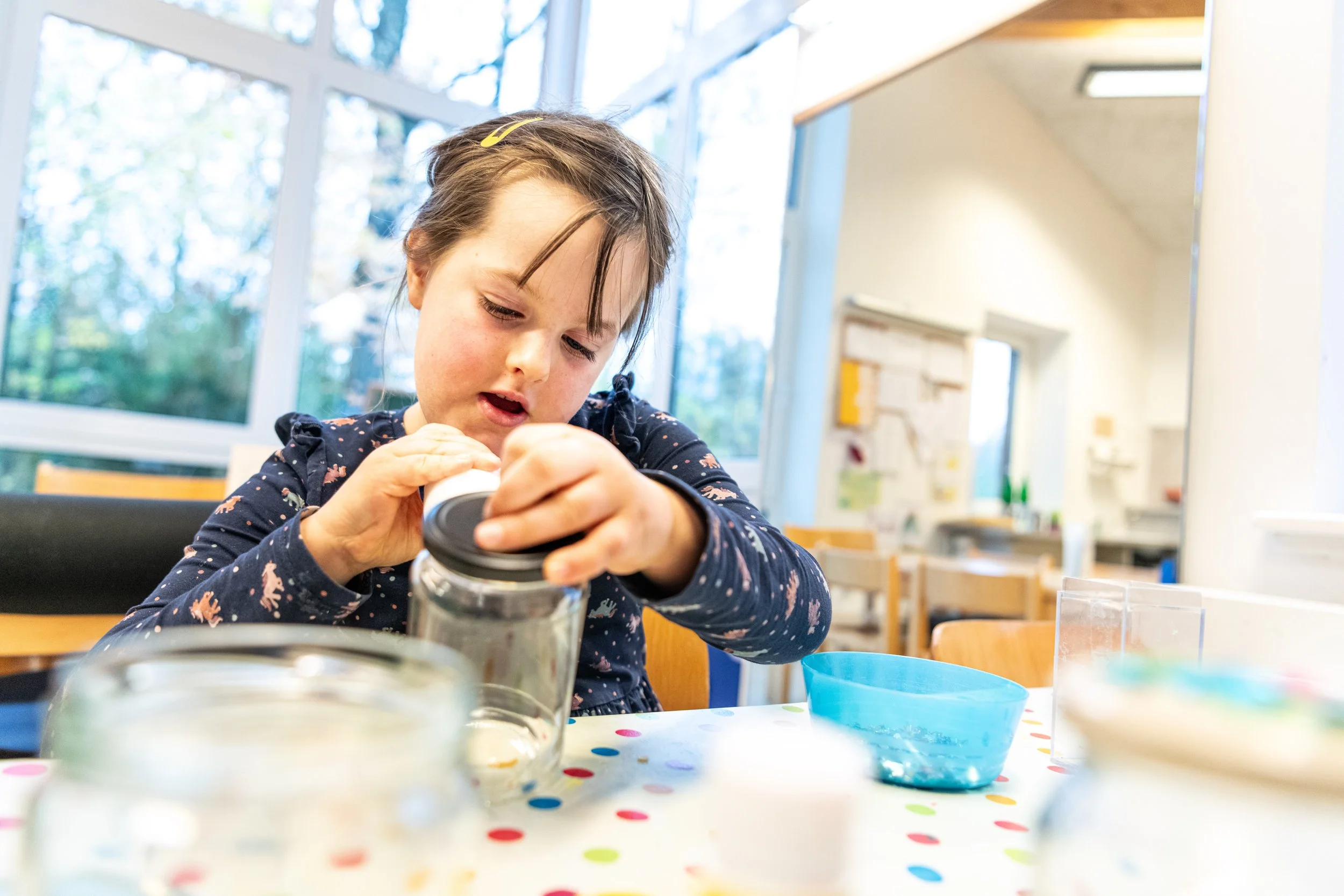 Leni Kiga - Kind bastelt