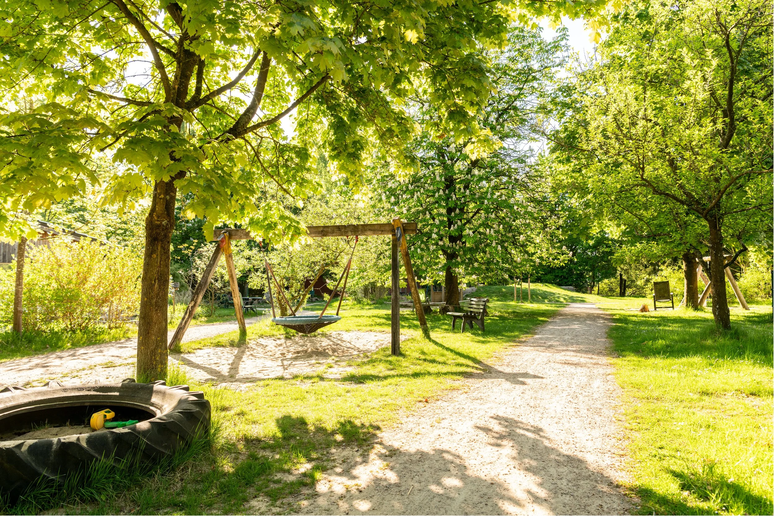 Leni Kiga - Aussengelaende_Schaukel.jpg