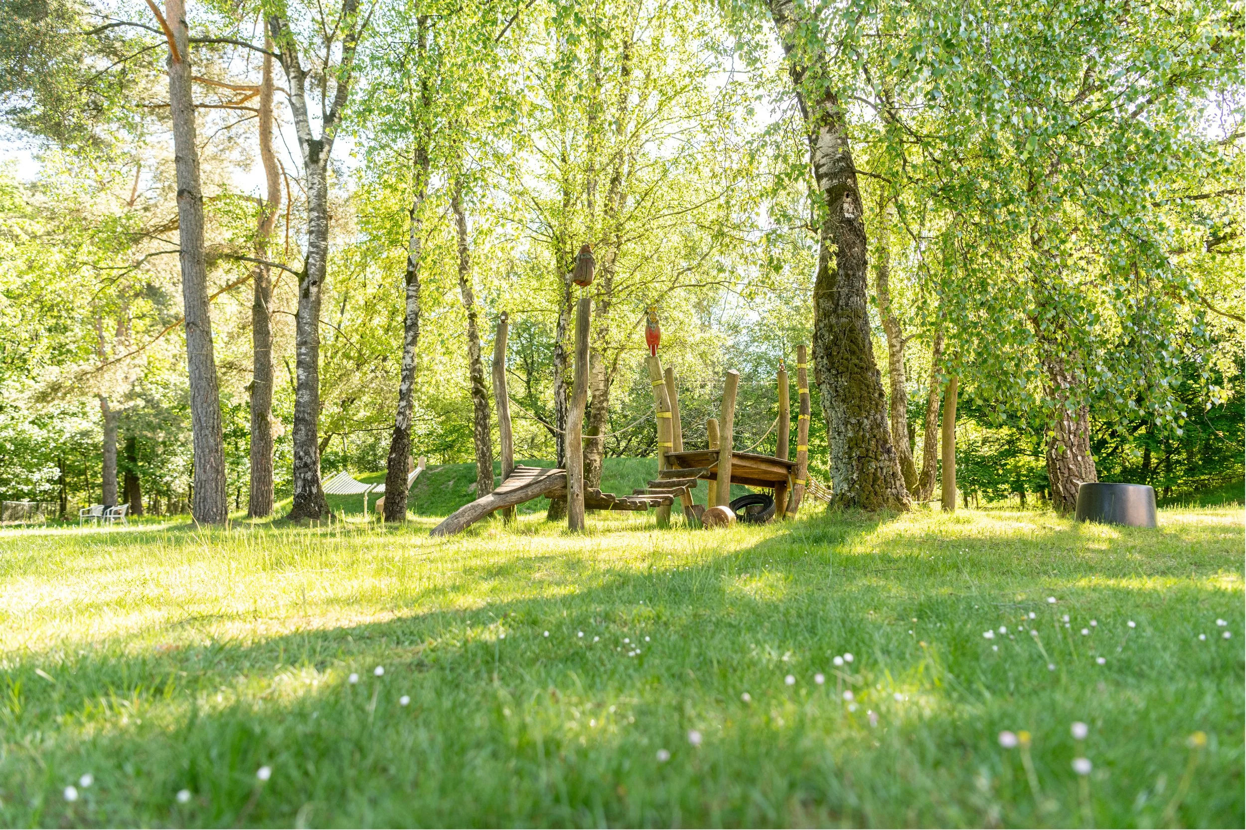 Leni Kiga - Aussengelaende_Klettergeruest.jpg