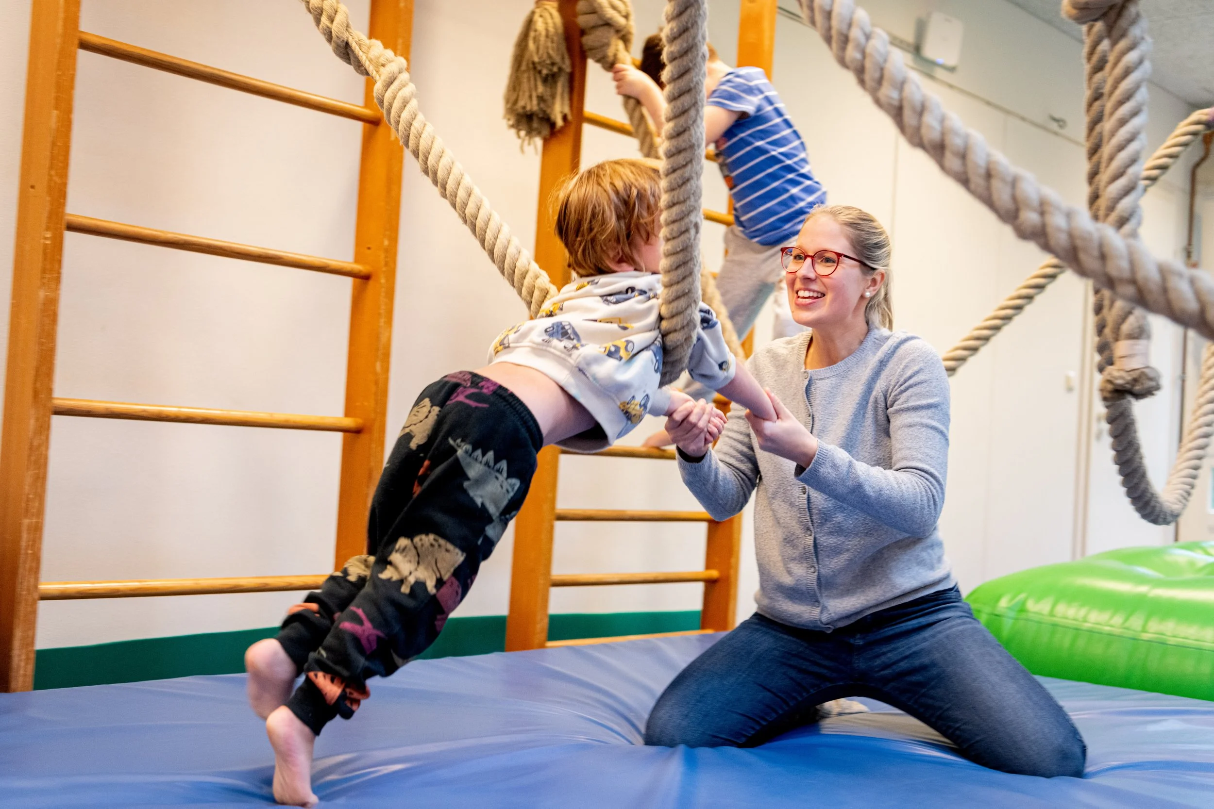 Leni Kiga - Bewegungsraum mit Betreuerin.jpg