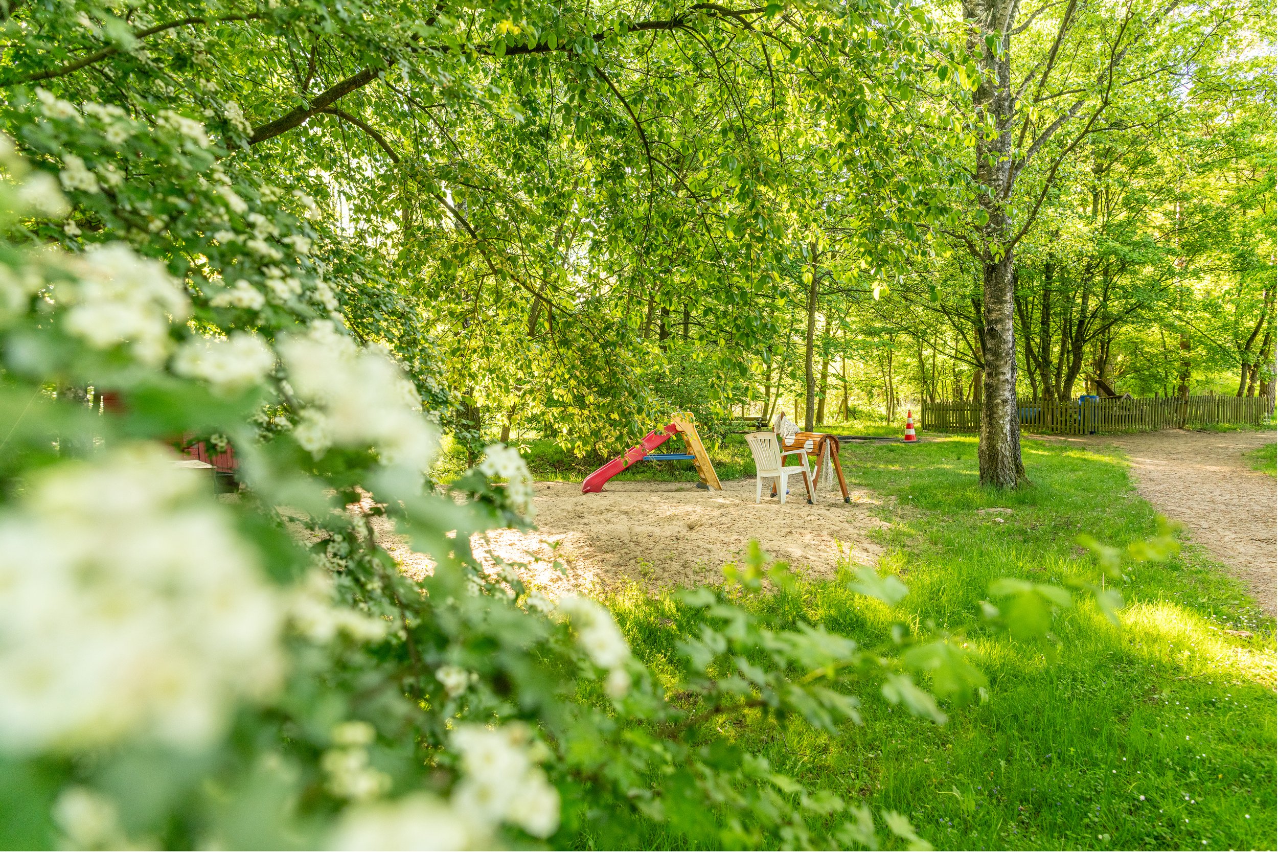 Leni Kiga - Aussengelaende_kleine_Rutsche.jpg