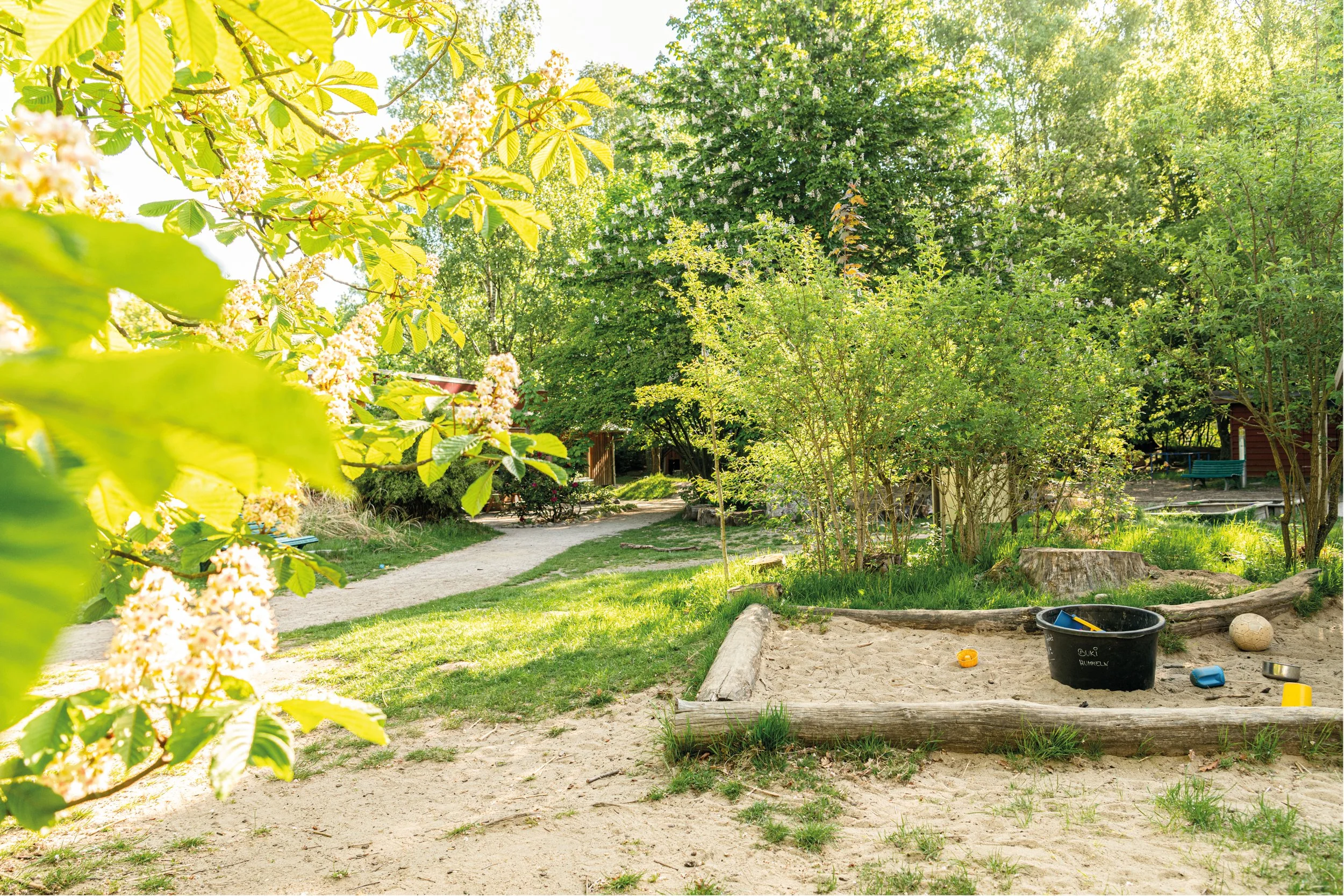 Leni Kiga - Aussengelaende_Sandkasten.jpg