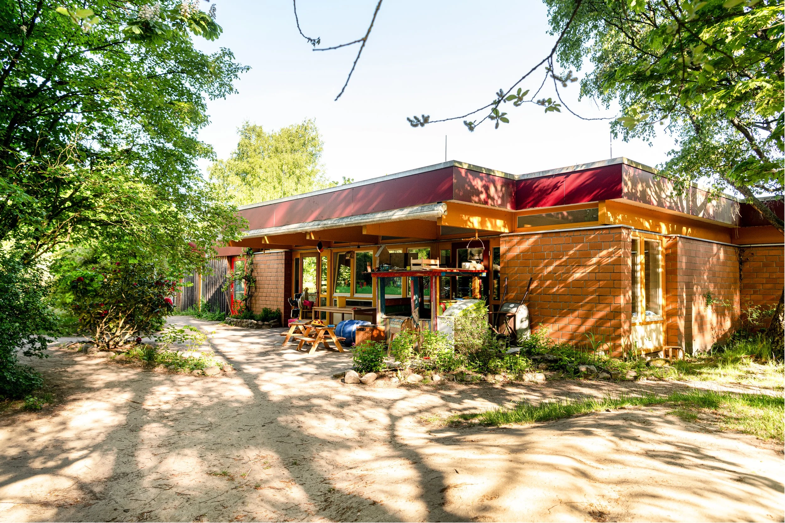 Leni Kiga - Aussengelaende_Gebaeude.jpg