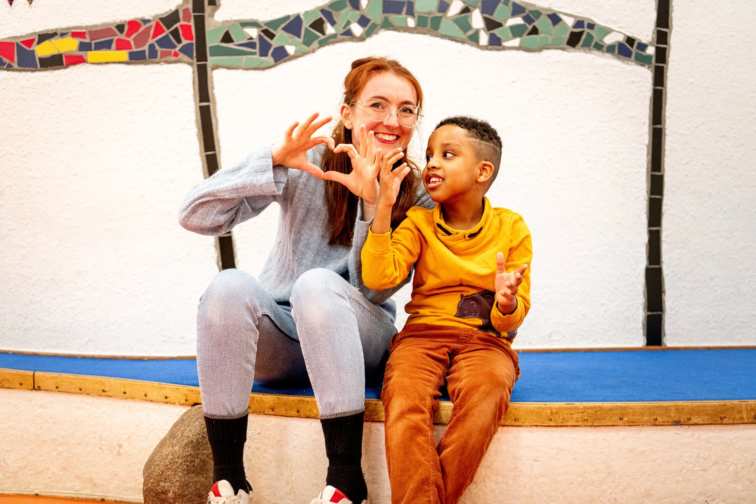 Leni Kiga - Betreuerin_zeigt_Herz.jpg