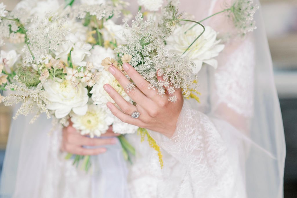 White and Green Wedding Bouquet: Modern Elegance Rooted in Nature