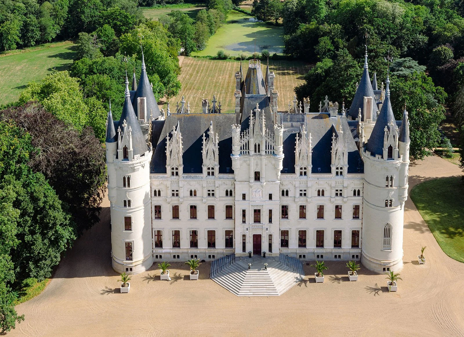 Best Chateau Wedding Venues in the Loire Valley for Outdoor Ceremonies