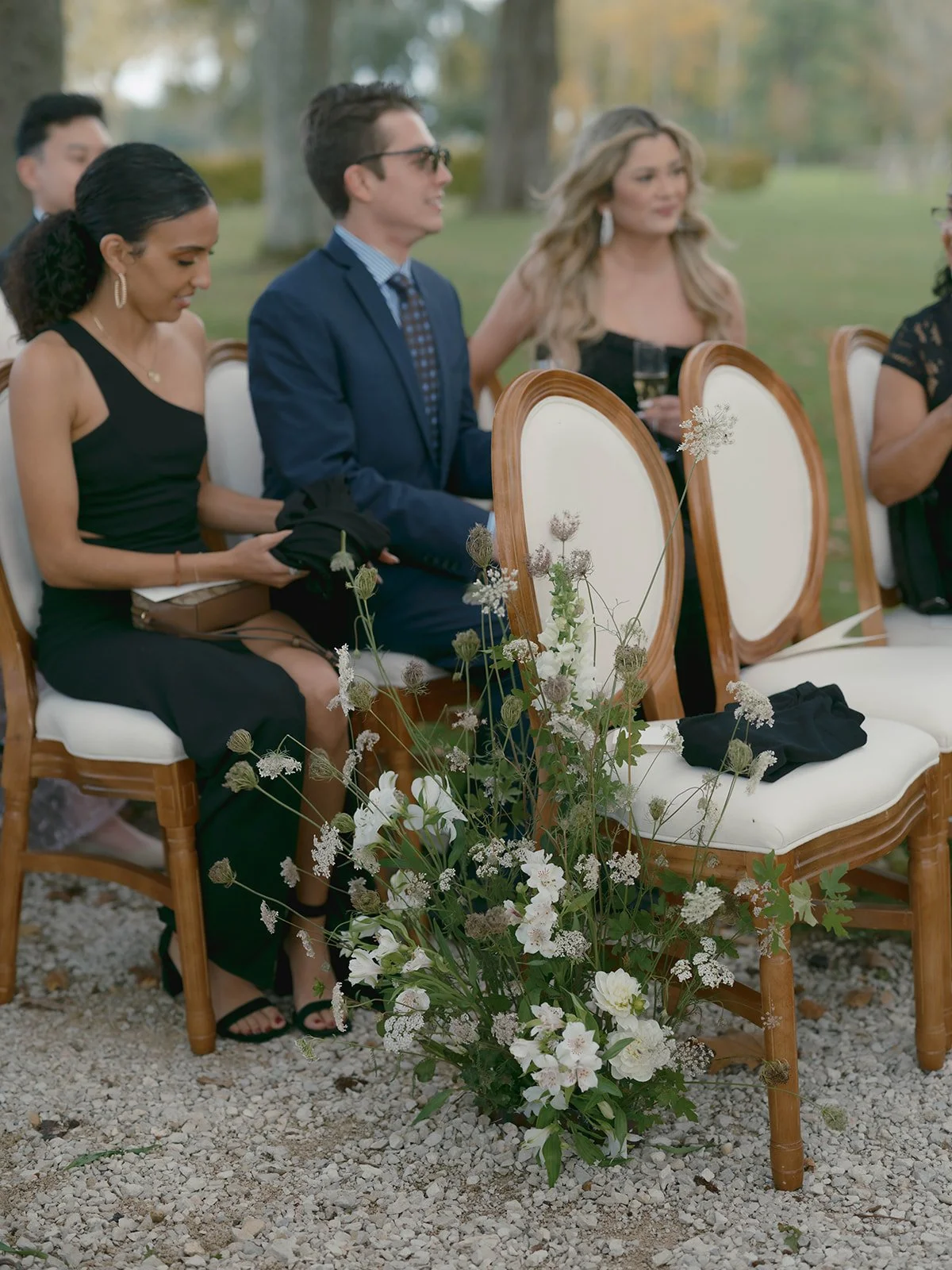 ceremony-white-flowers-outdoor-loire-valley.jpg