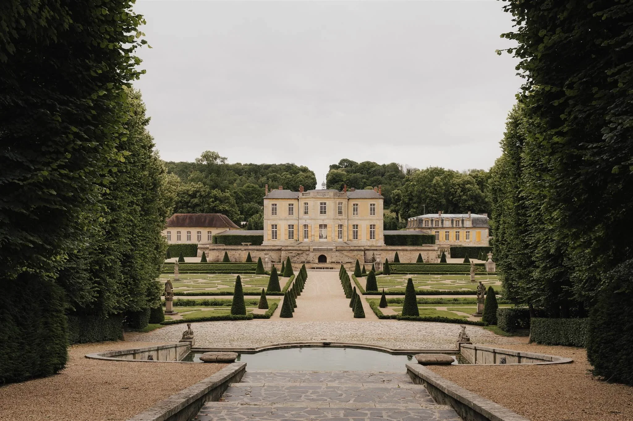 romantic-wedding-moment-chateau-france.jpg