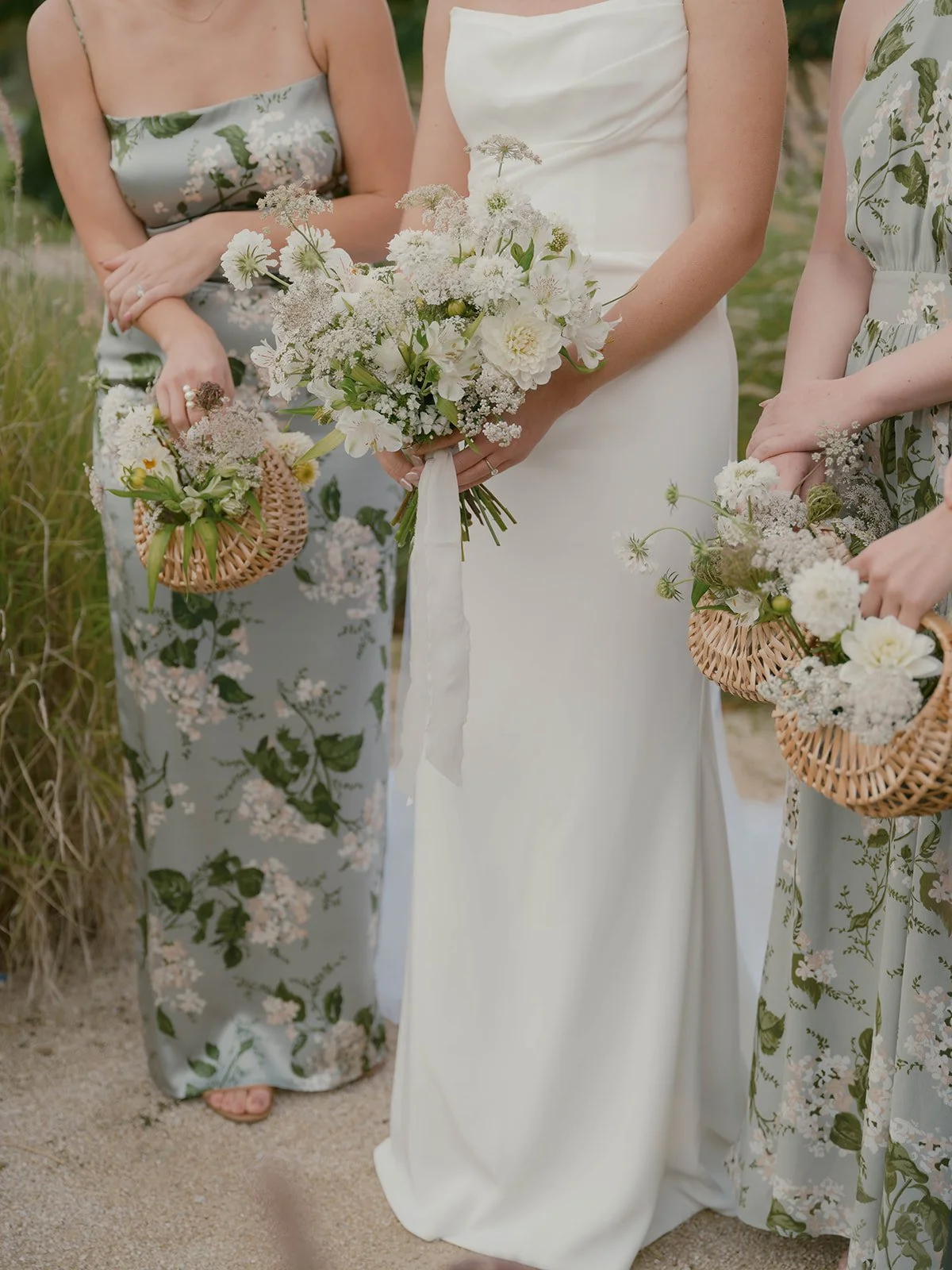 bridesmaids-wedding-baskets-floral-design.jpg