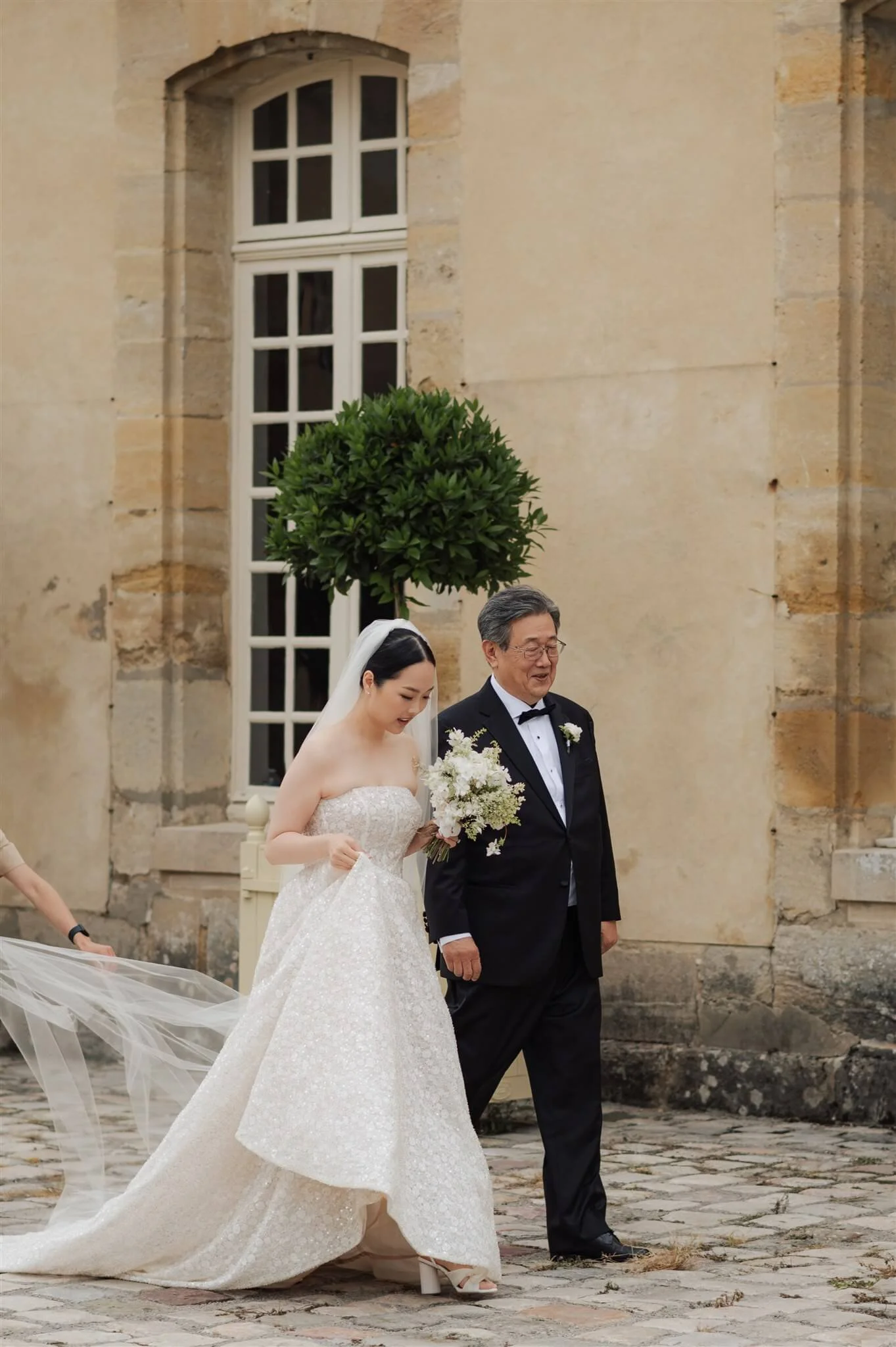 white-bridal-bouquet-french-style.jpg