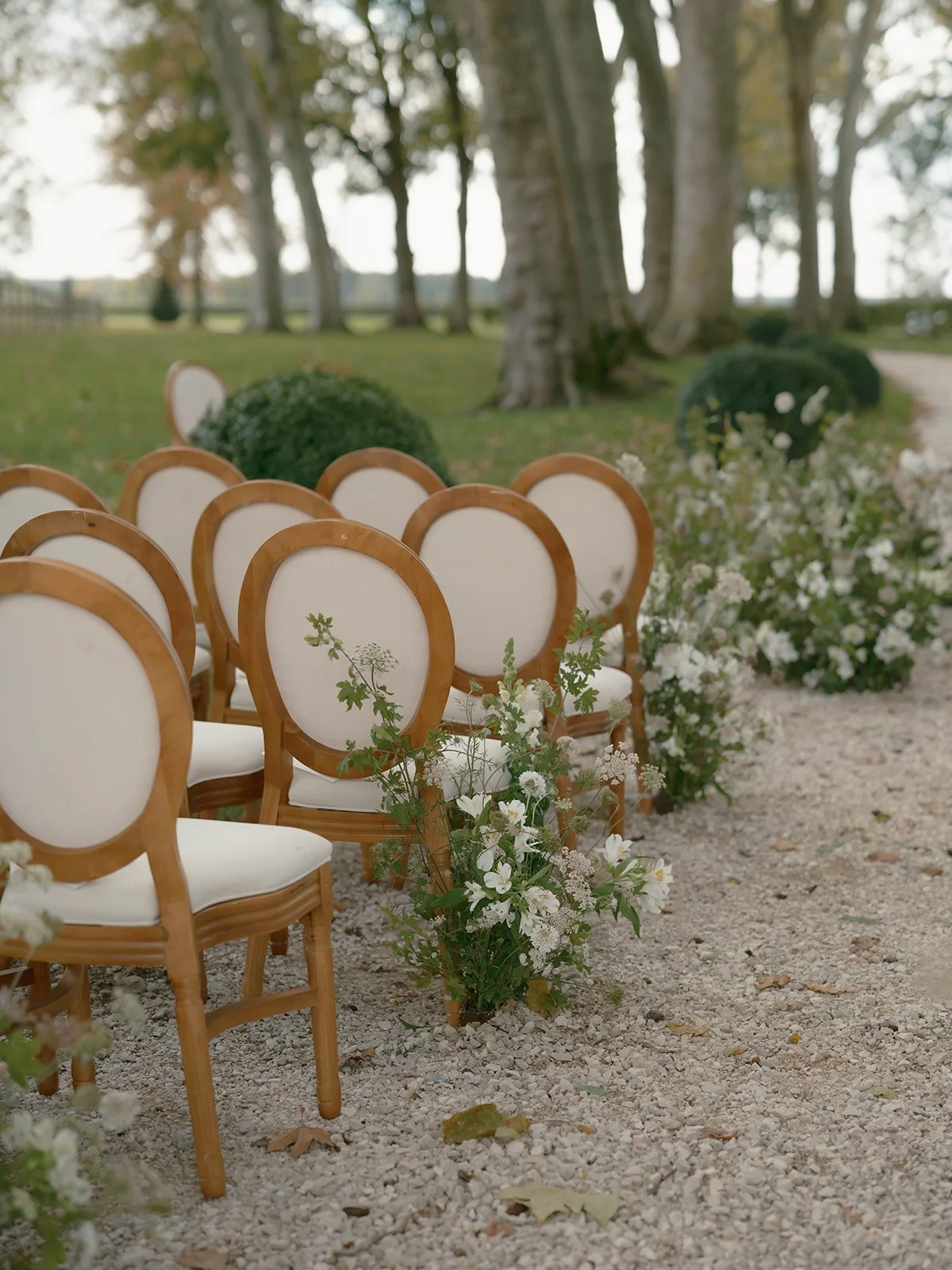 organic-floral-design-france-outdoor-ceremony.jpg