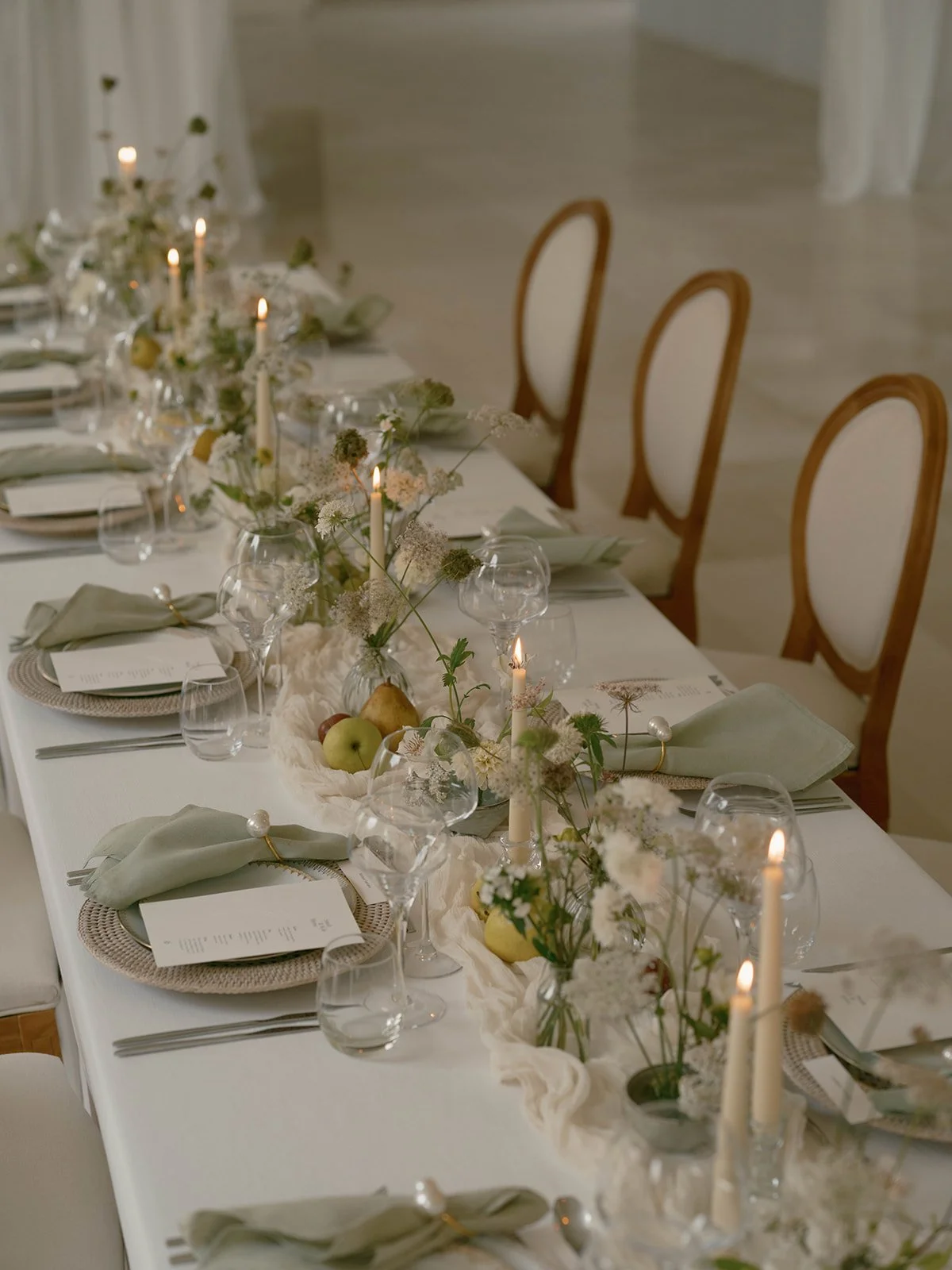sustainable-floral-installation-reception-france.jpg