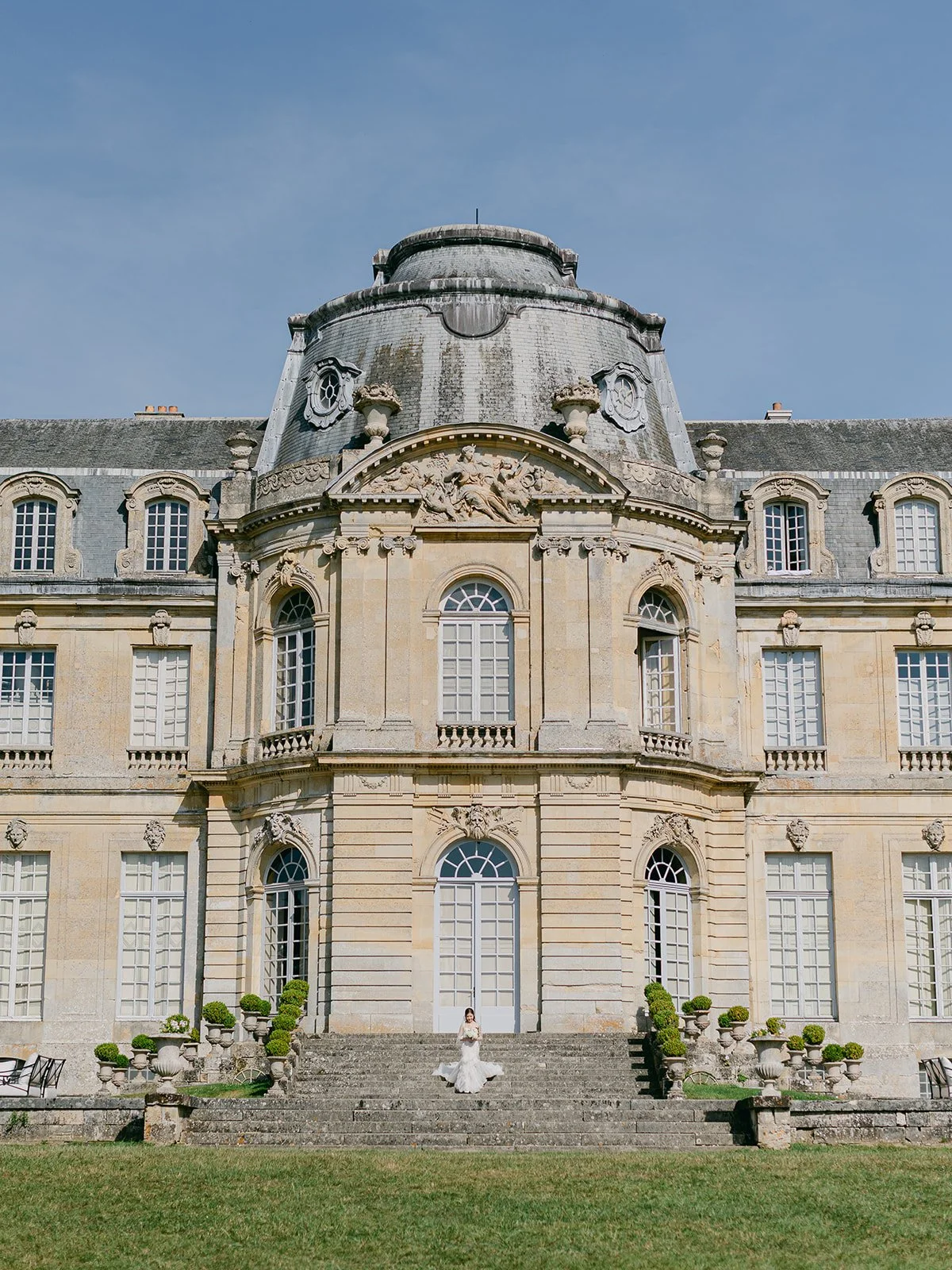 Historic façade of Château de Champlâtreux during Helen and Randy’s wedding