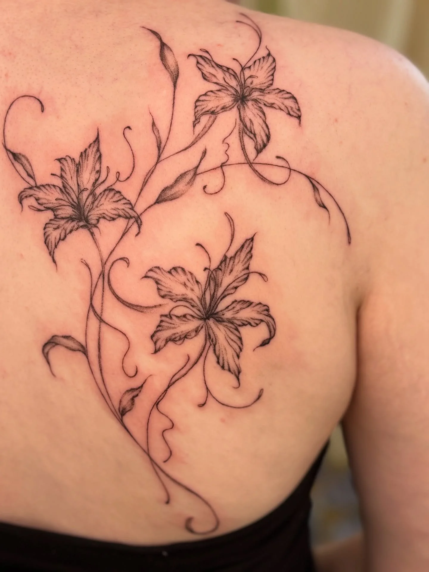 look who&rsquo;s back to posting semi regularly 
(two posts in a week 🫦)
LOVED doing and designing this flowy back piece&mdash;more like this please!! 

I am so keen for all the tattoos i&rsquo;ll be doing in the new year (had a few very exciting co