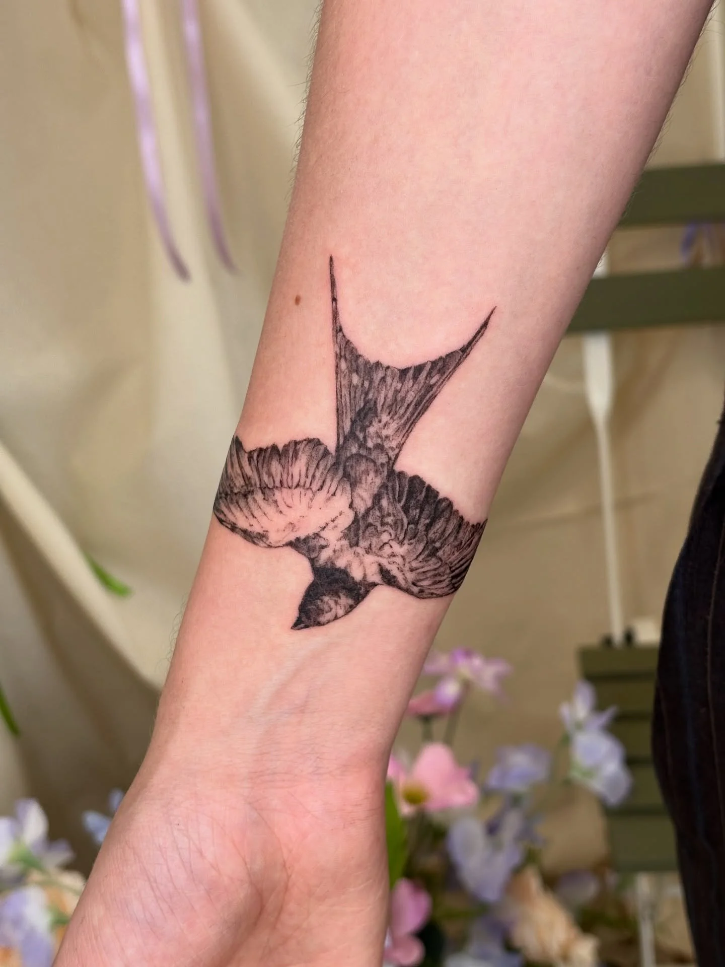 a swallow wrap around &mdash; LOVED this placement and would be very keen to do more similar :))

#melbournetattoo #swallowtattoo
