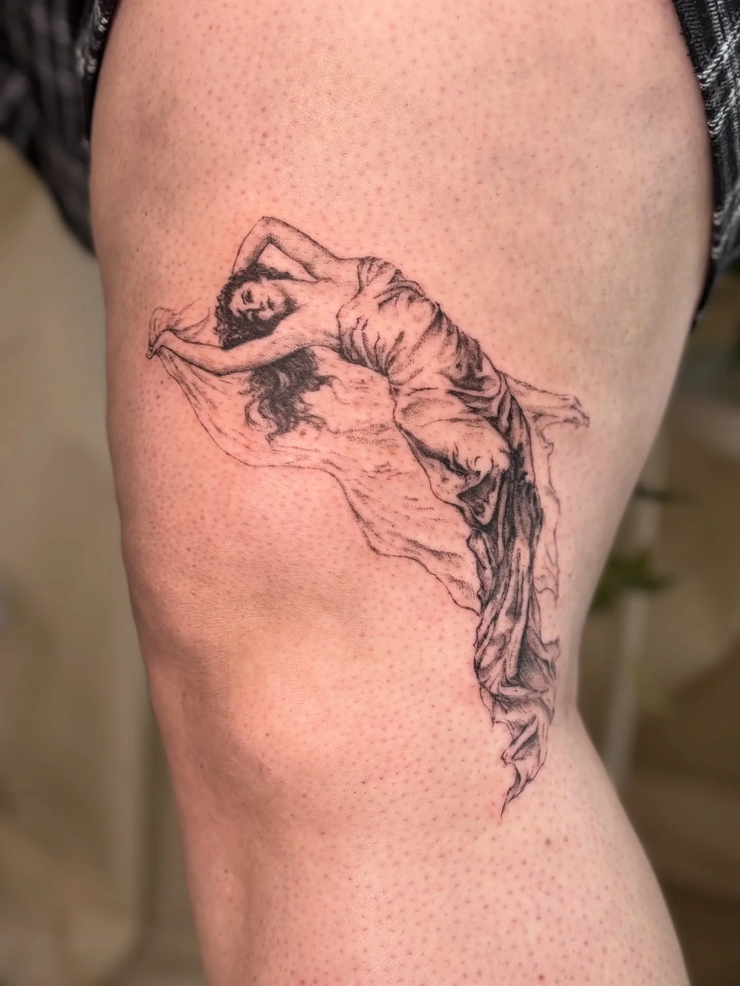 I have way too many photos of this one so here are just a few of my favs 🙈

worked with a bit of a new style&mdash;aim was a blend of realism and loose sketchiness for a vintage look. LOVED this placement and so keen to do more knee framing pieces!!