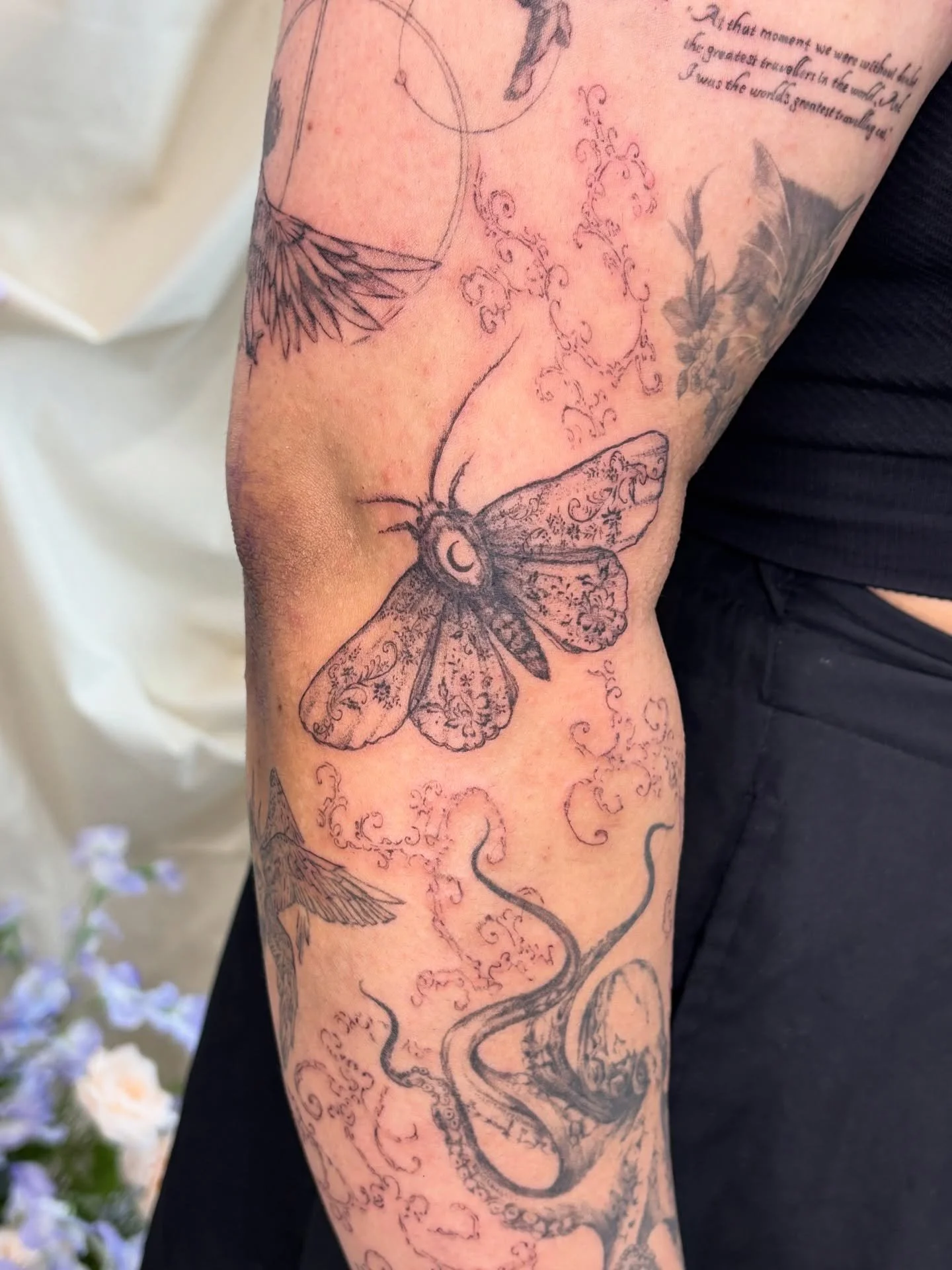 lace moth, freehand flow, and some little stars and cats added to this nearly completed patchwork sleeve project! so honoured and excited to have worked on this one, and shall be posting the full version soon 🤭

dancing cats are one day old here so 