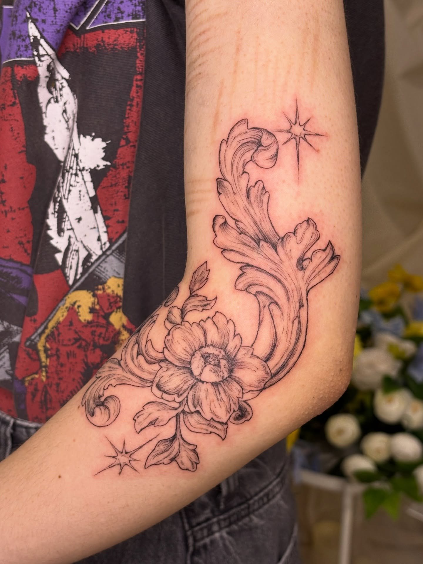 swipe for too many photos and some yummy close ups 🤩
First piece from my new flash posted! Customised the style a bit to add more dainty lines and shading + stars 

Can&rsquo;t wait to do more pieces from this collection :)) And reminder the flash i